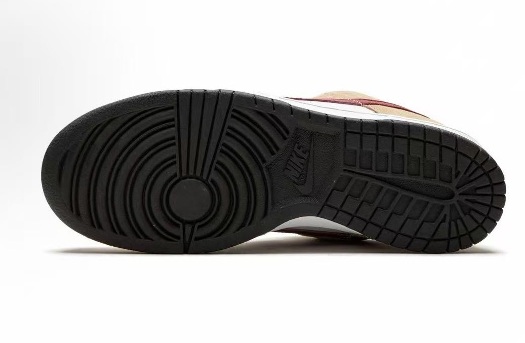 Nike Dunk SB crimson