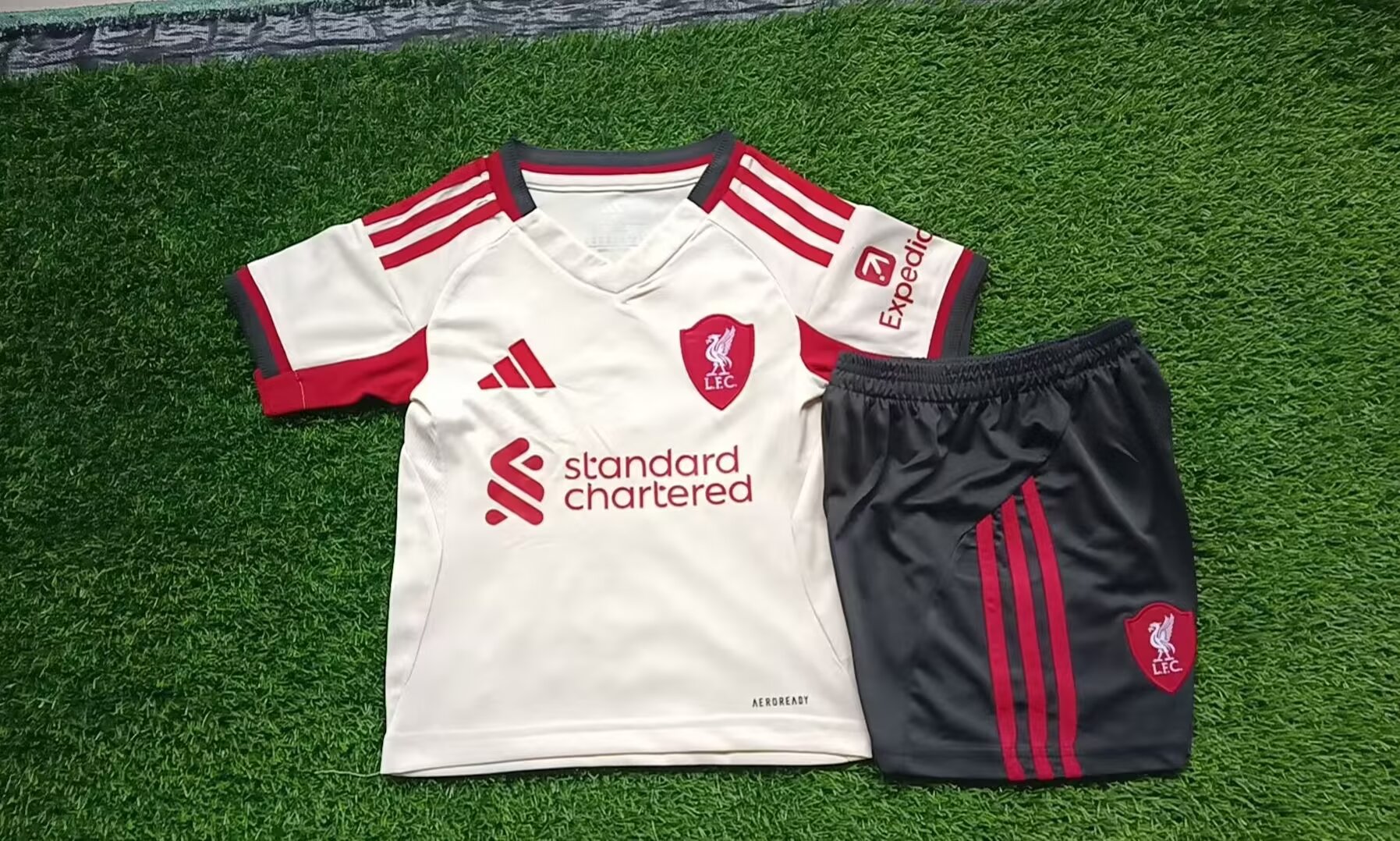 25/26 KIDS Liverpool away shirt 16-28