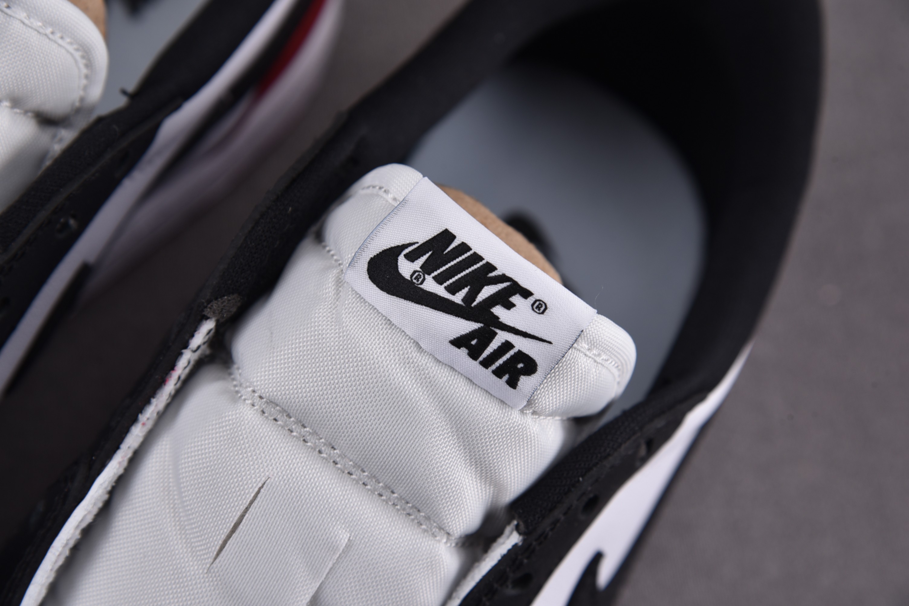 Jordan 1 Retro Low OG Black Toe