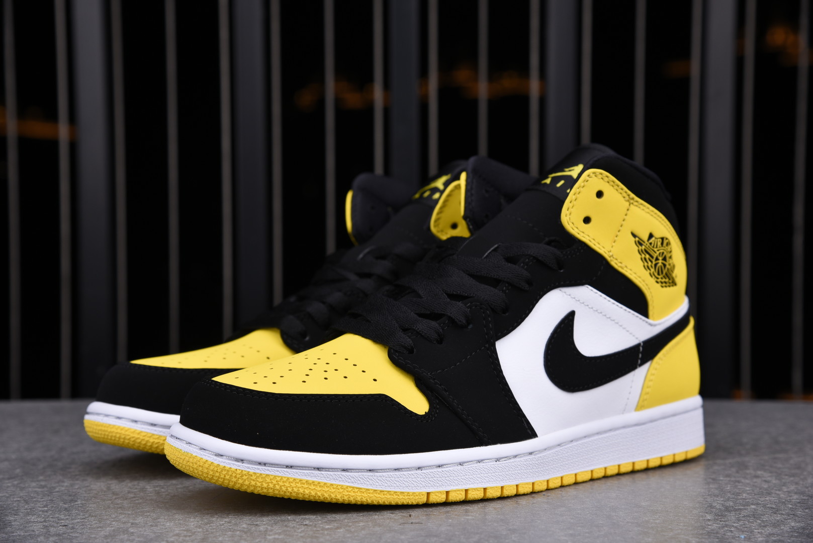 Air Jordan 1 Mid SE 'Yellow Toe'