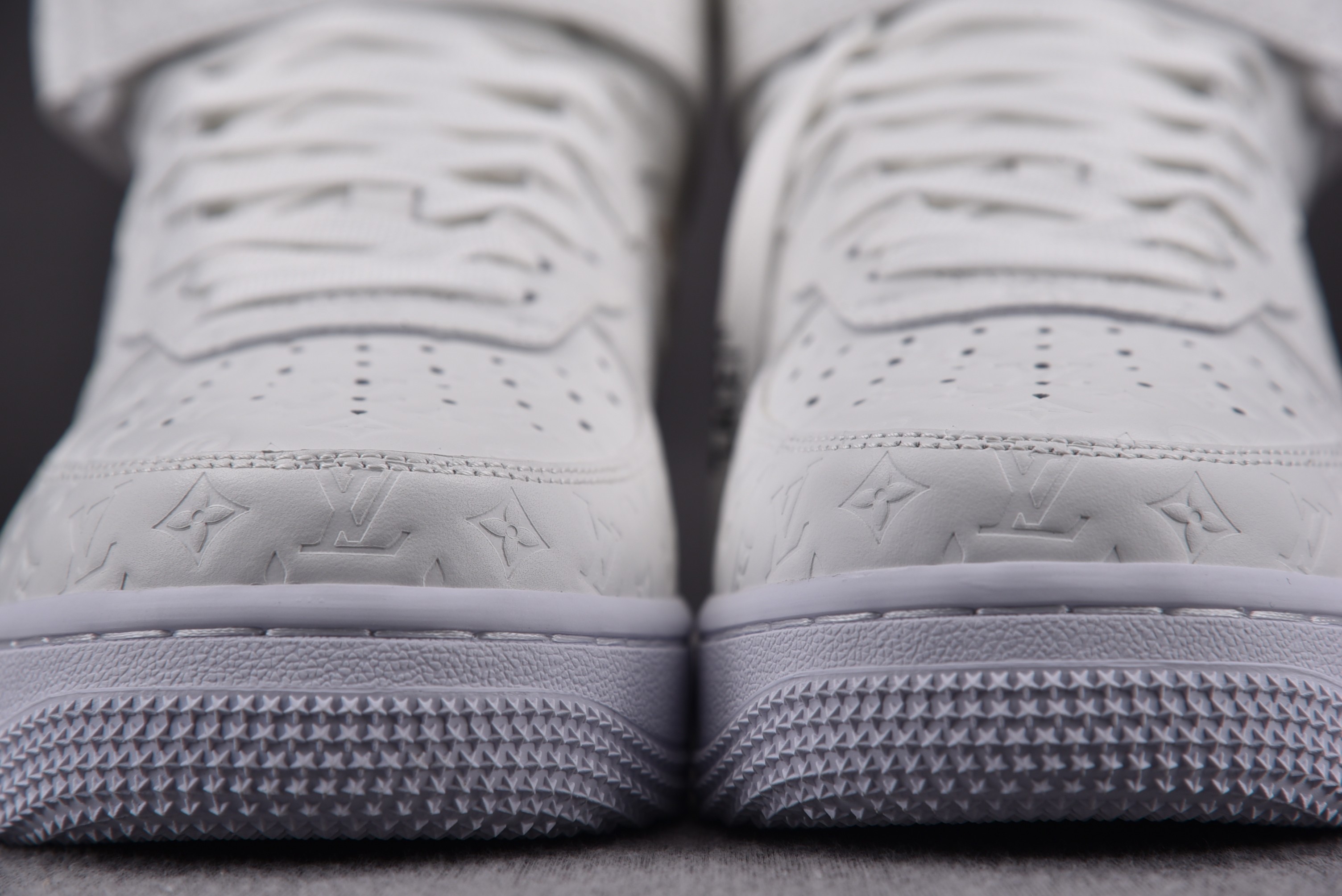 Nike Air Force 1 High Louis Vuitton   Monogram Triple White (Be careful about the size!!)