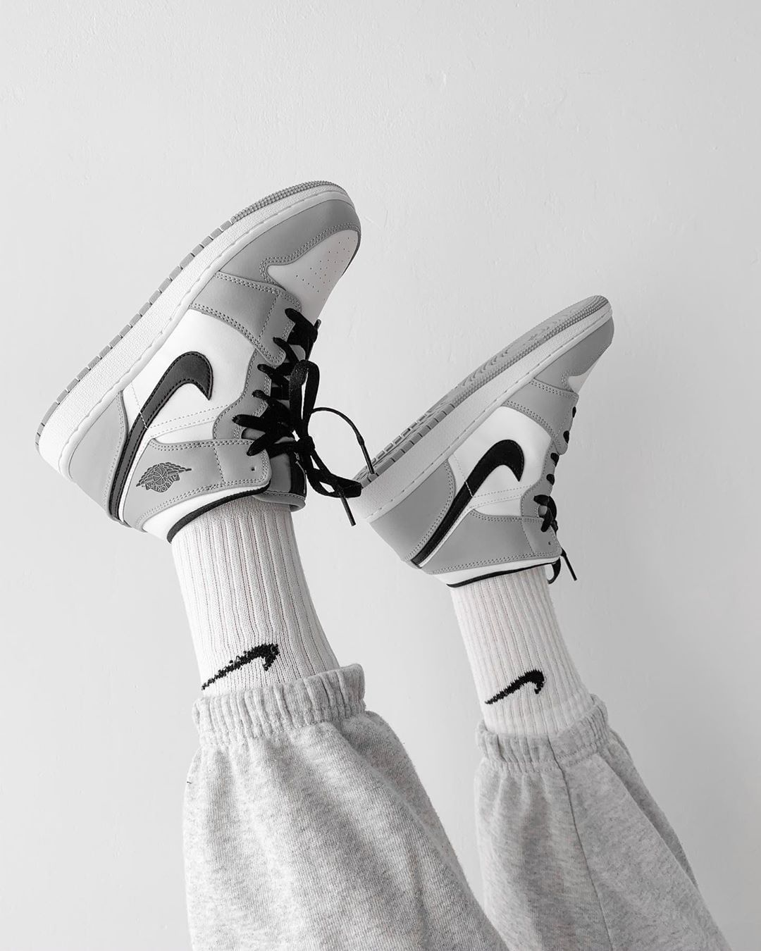 Jordan 1 Mid Light Smoke Grey