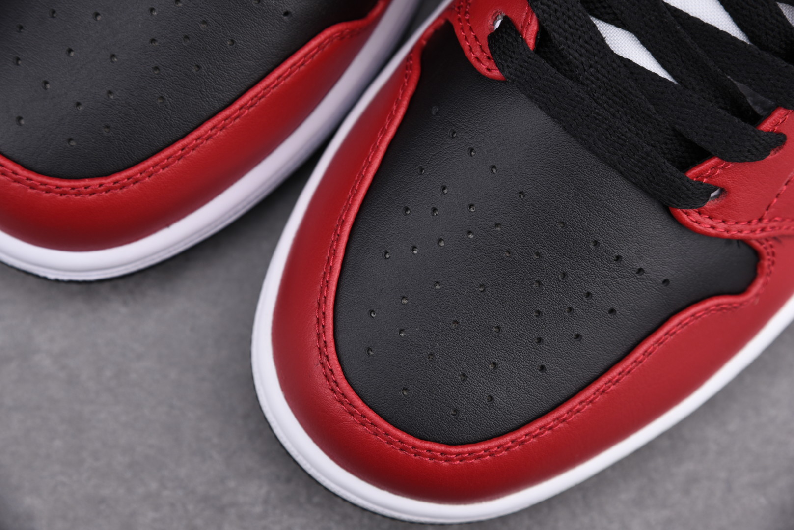 Jordan 1 Mid Chicago Toe