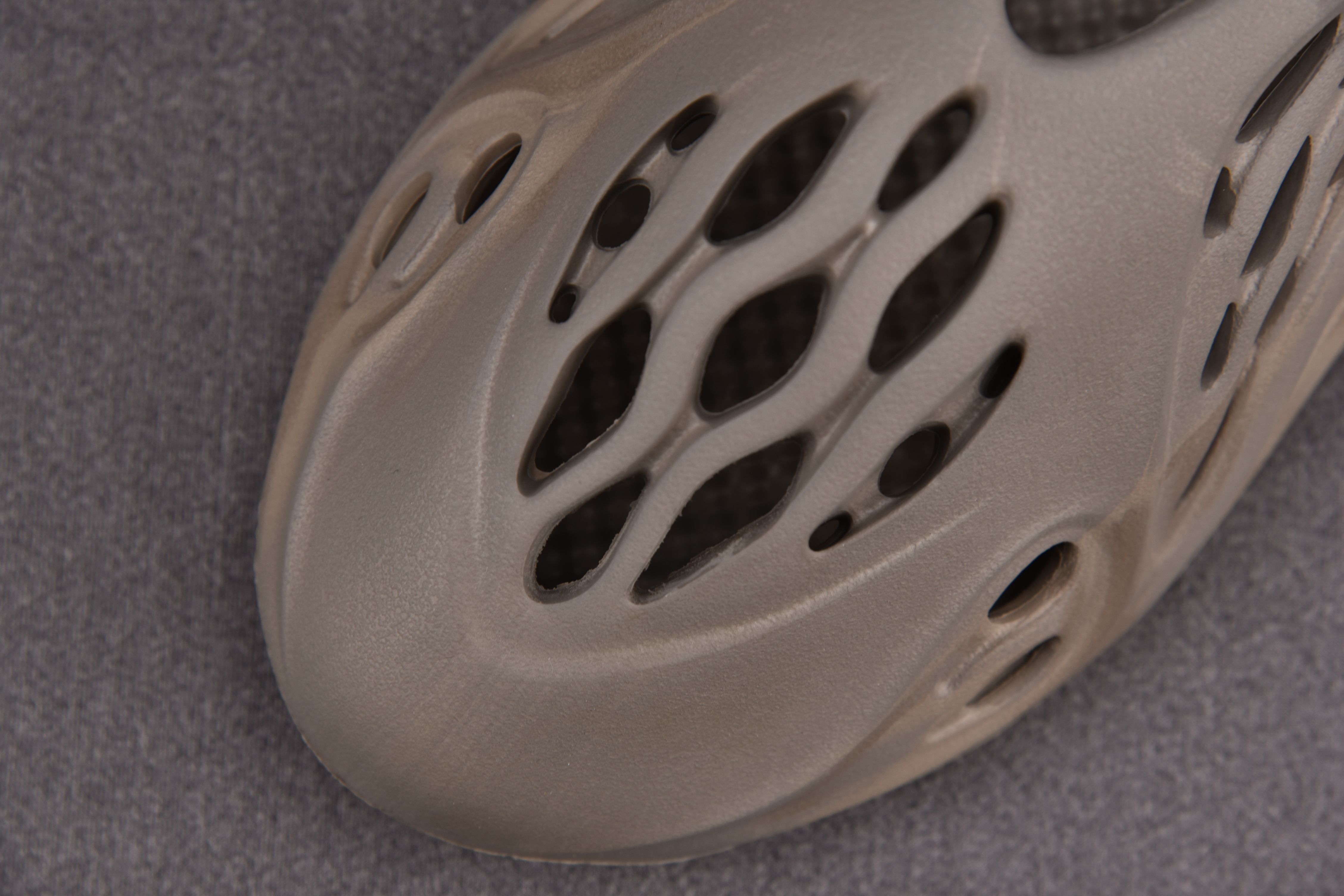 adidas Yeezy Foam RNNR Stone Sage (One Size Smaller!!)