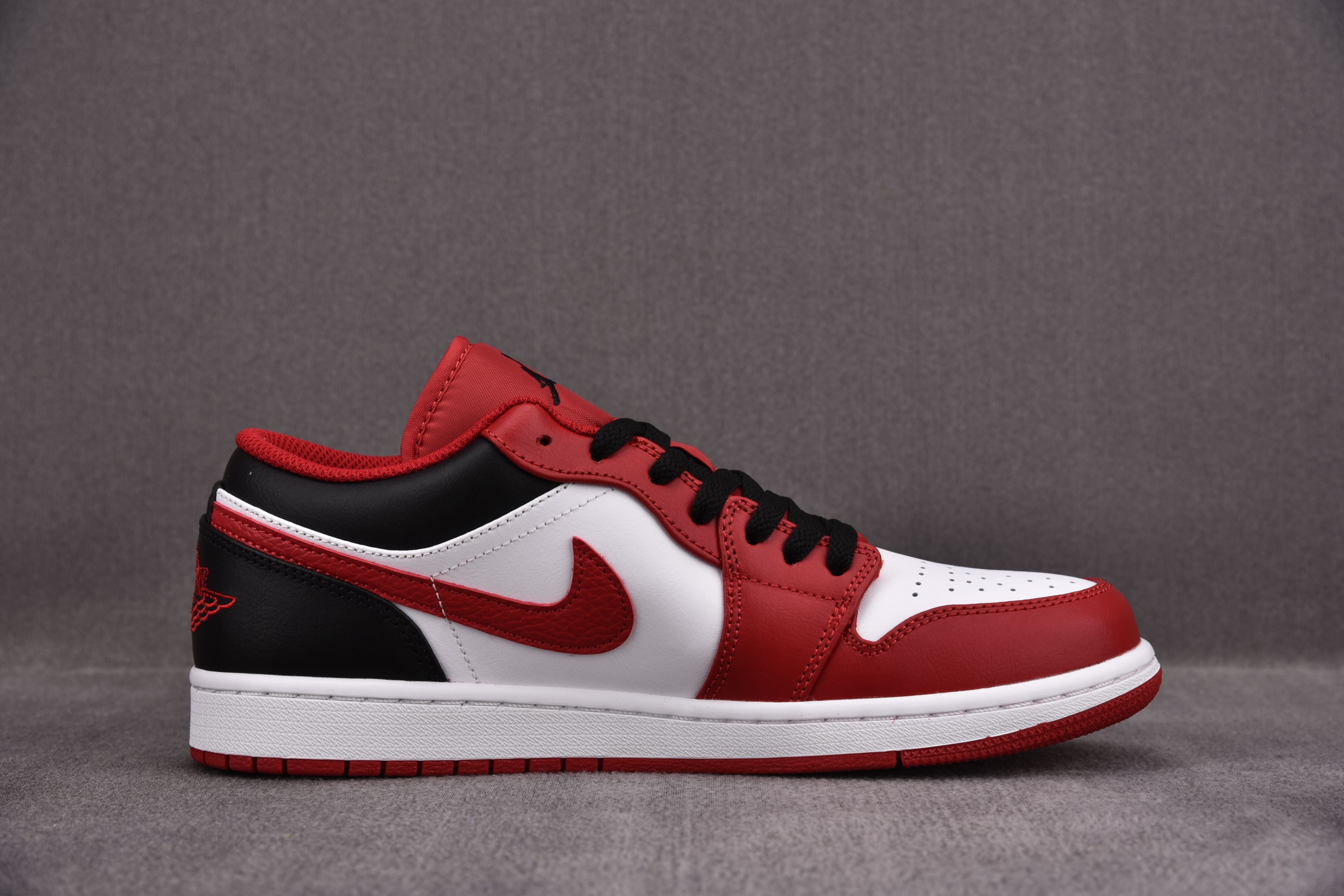 Jordan 1 Low Bulls