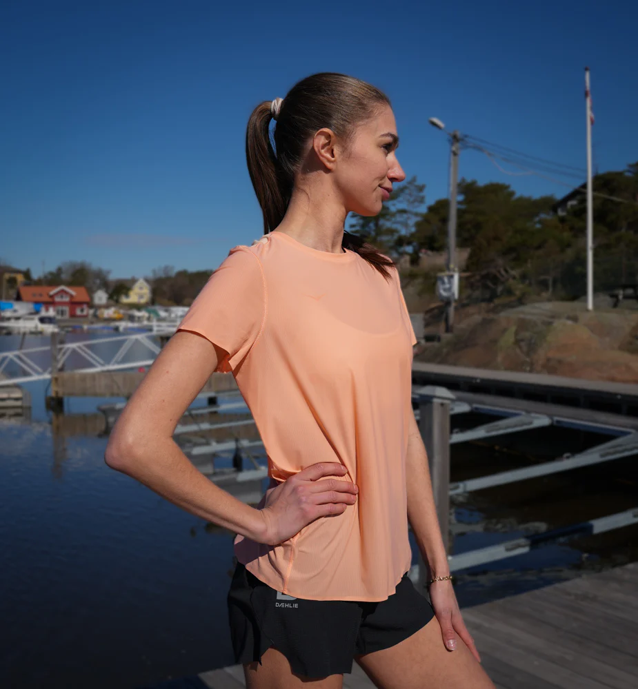 Hoka W AIROLITE RUN SHORT SLEEVE Papaya