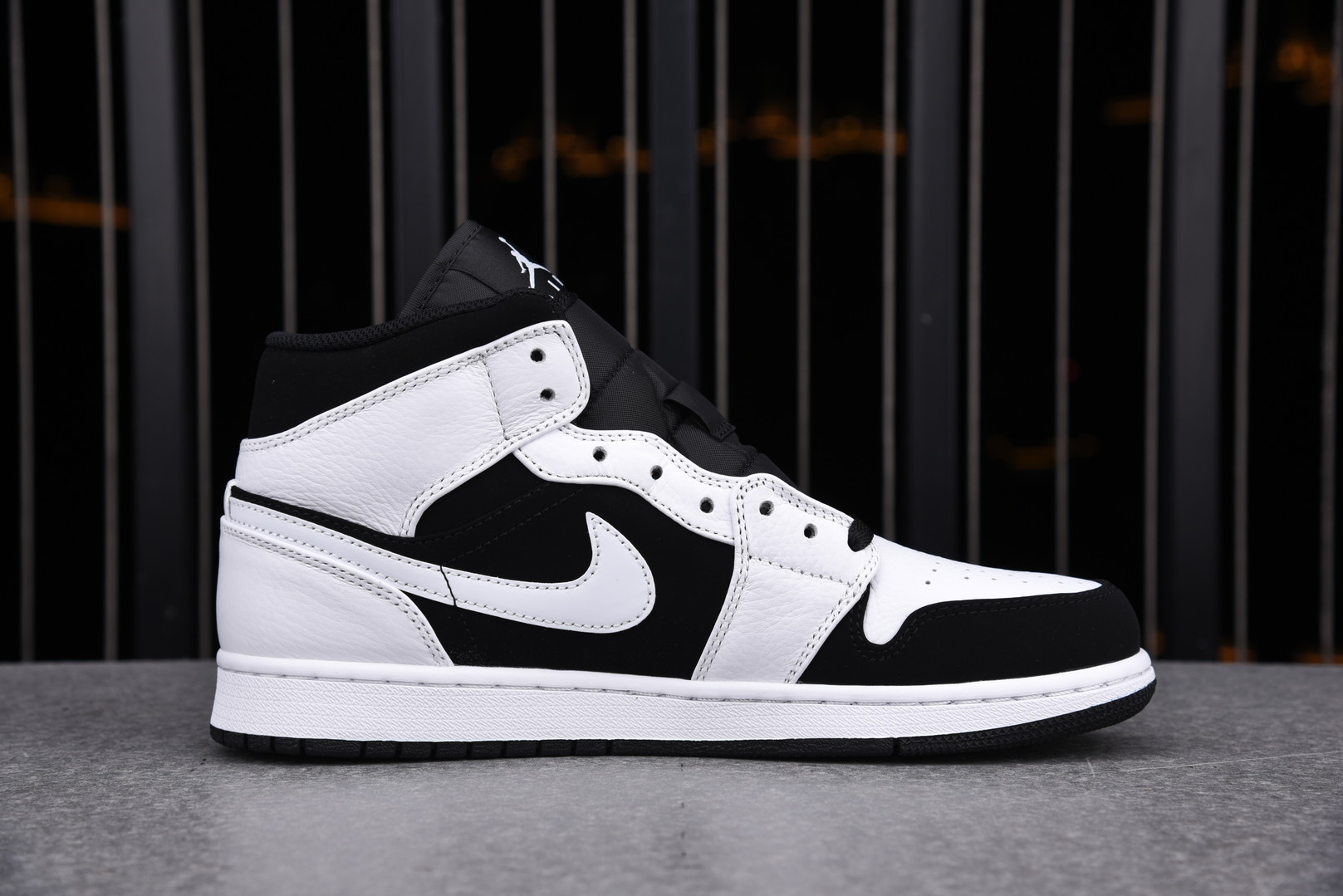 Jordan 1 Mid White Black