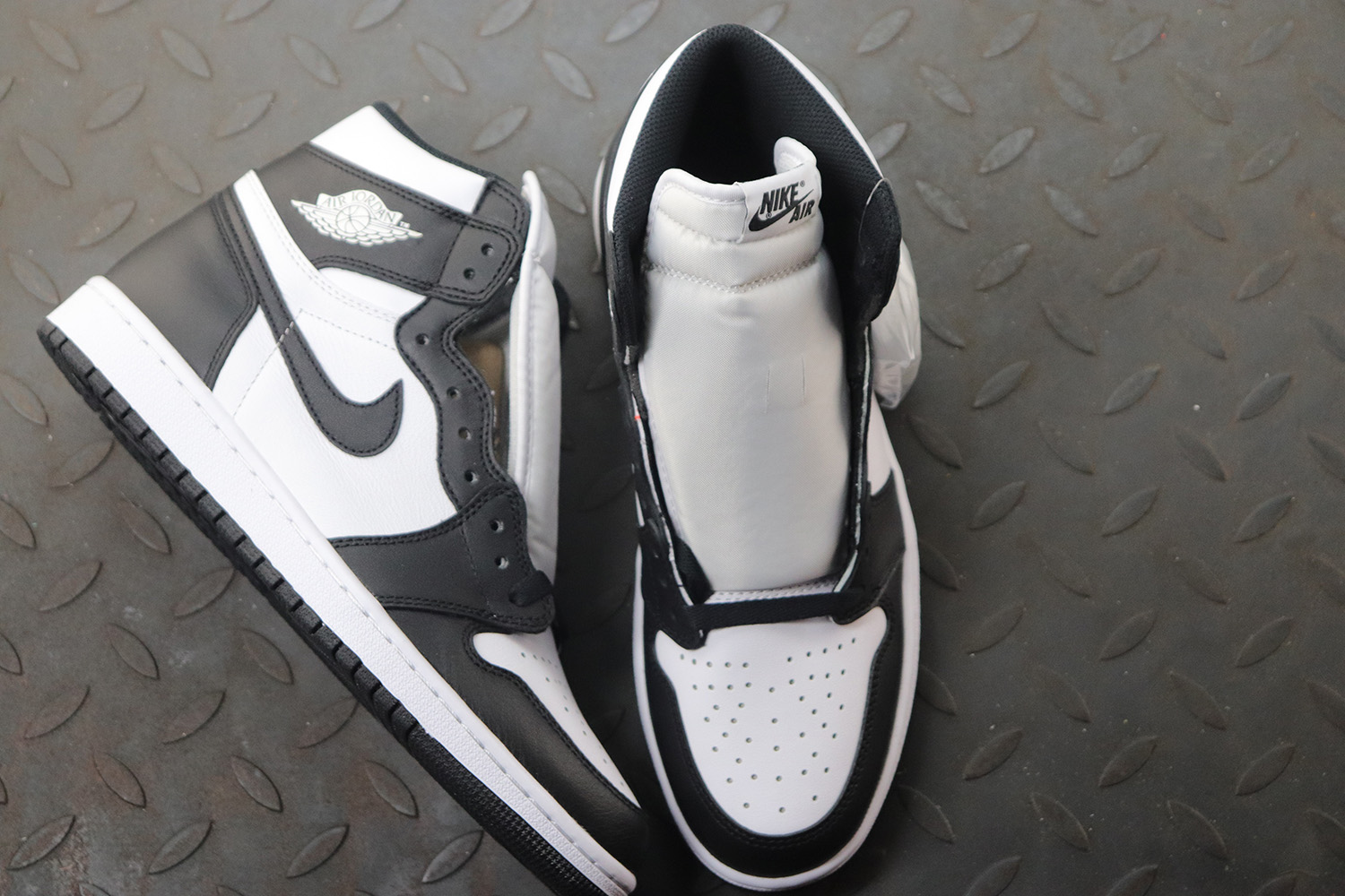 Jordan 1 Retro Black White