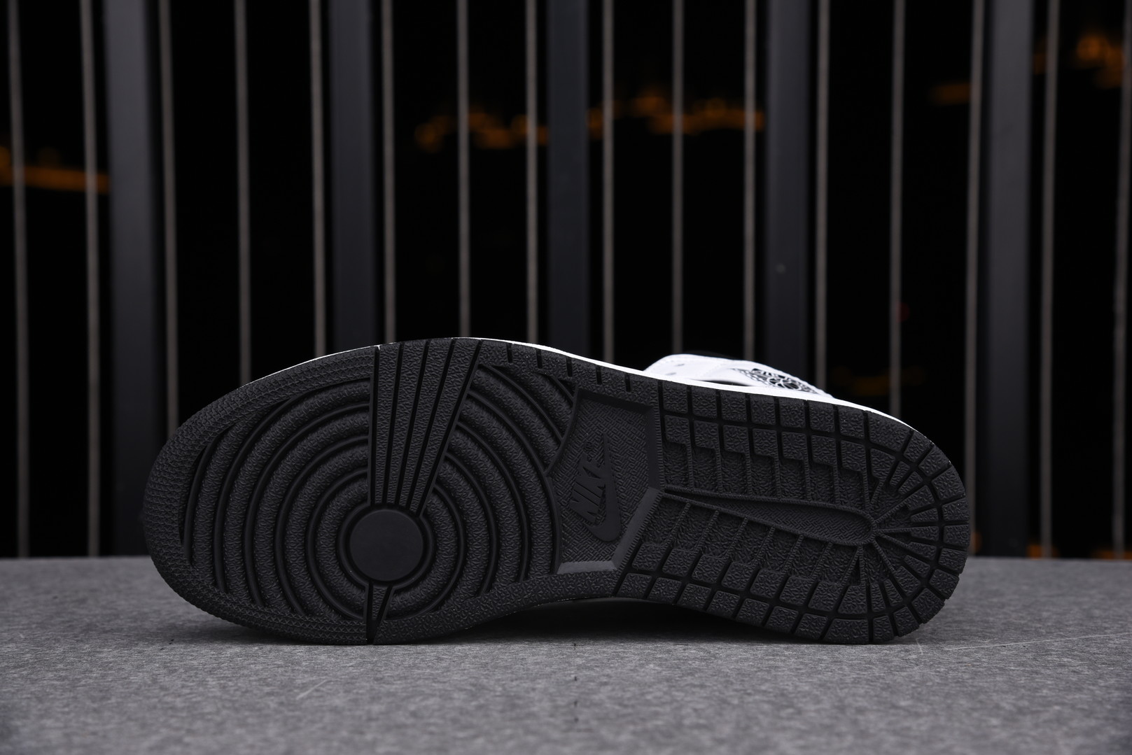 Jordan 1 Mid White Black