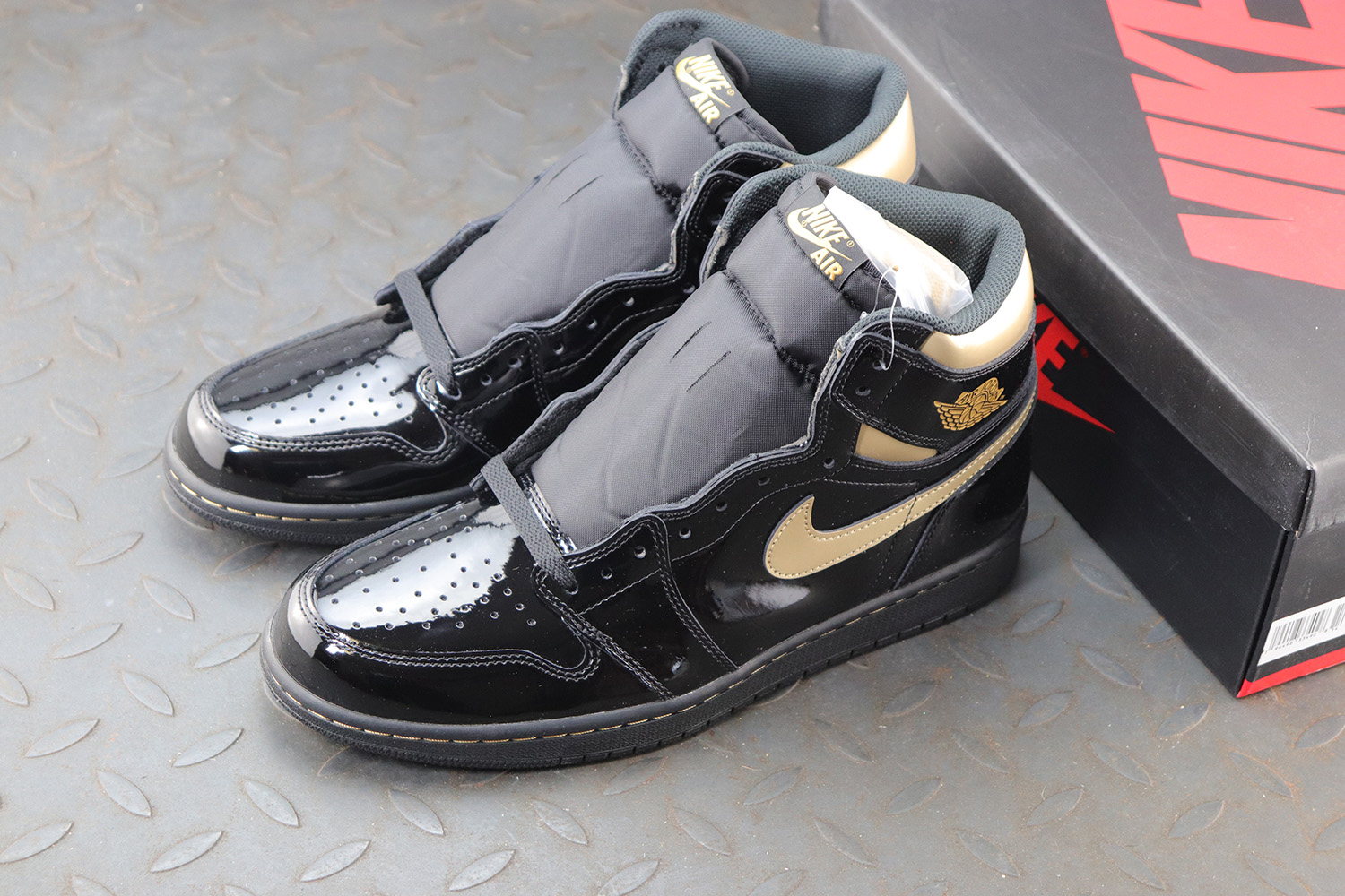 Jordan 1 Retro High Black Metallic Gold (2020)