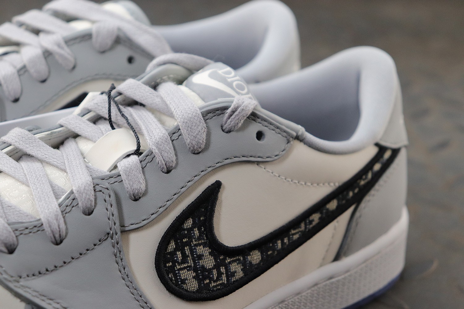 DIOR × AIR JORDAN 1 LOW (Original Box)