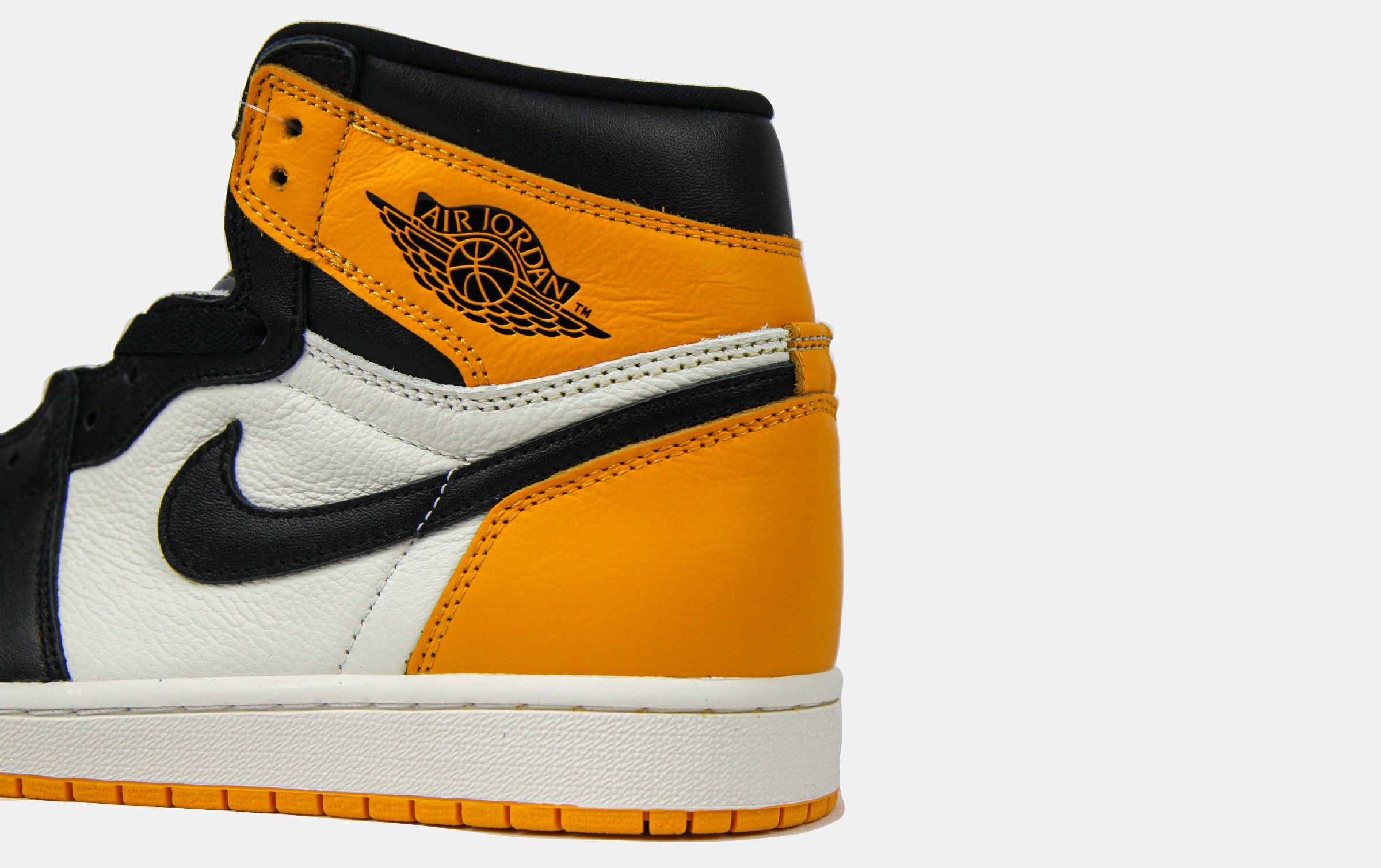 Air Jordan 1 Retro High OG Yellow Toe