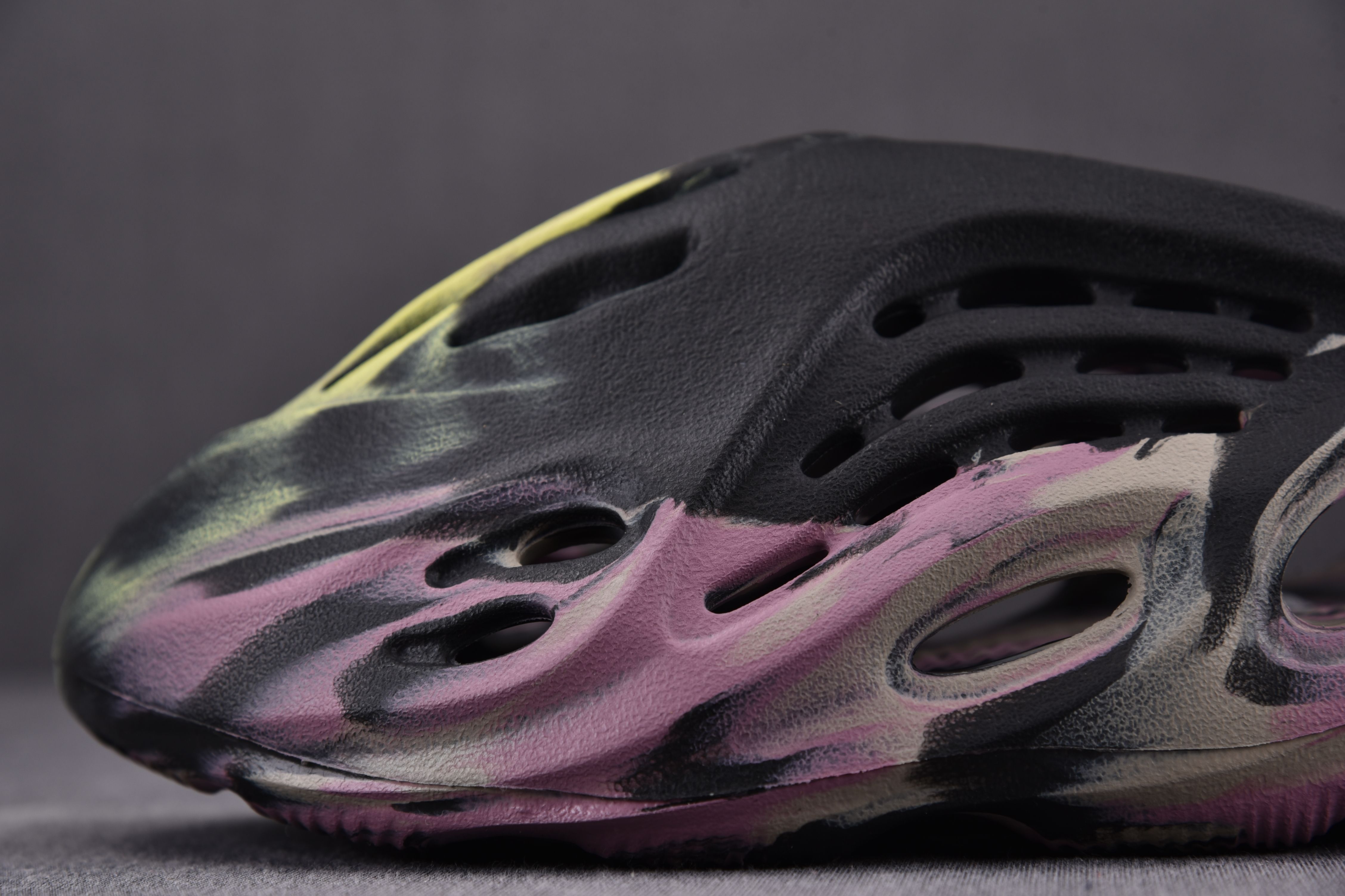 adidas Yeezy Foam RNR MX Carbon