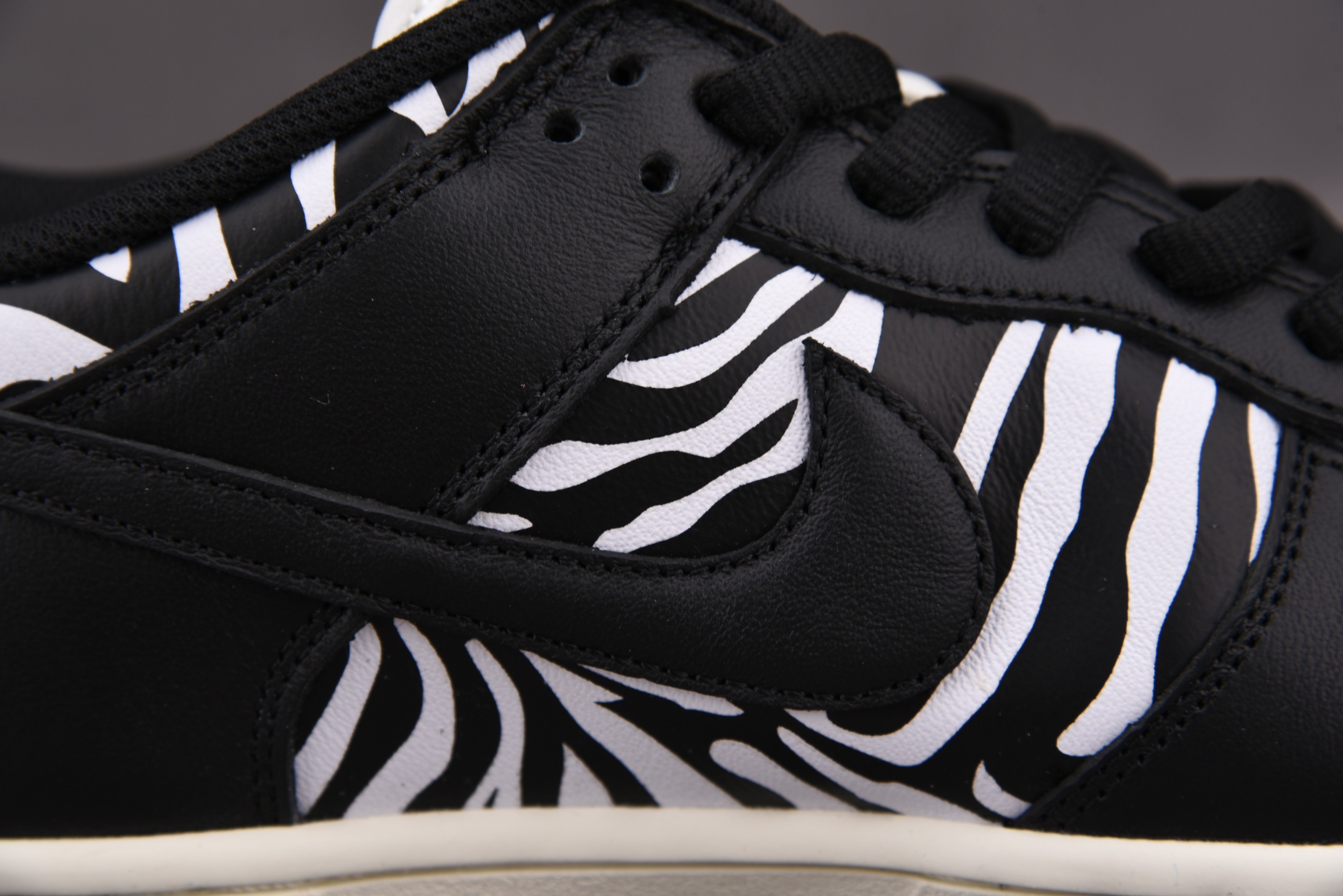 Nike SB Dunk Low OG QS Quartersnacks Zebra