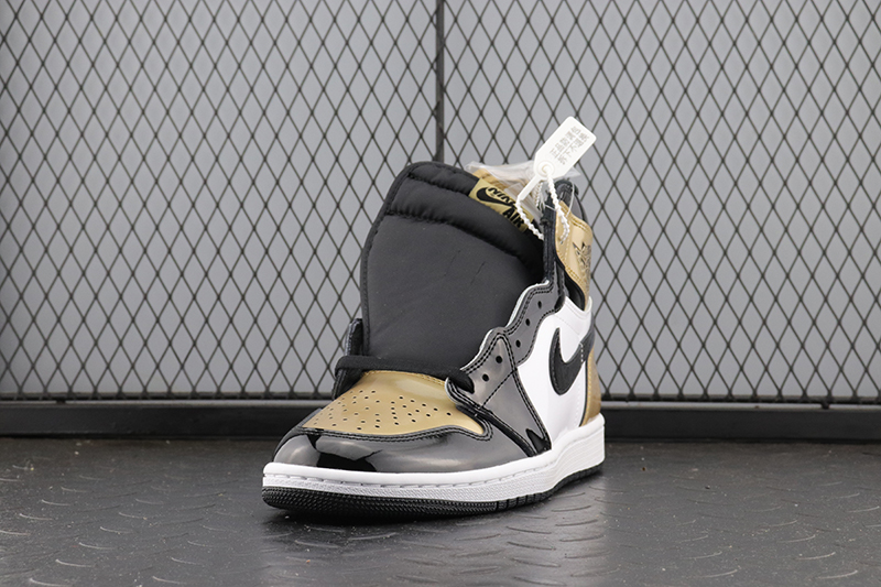 Air Jordan 1 Retro High gold toe