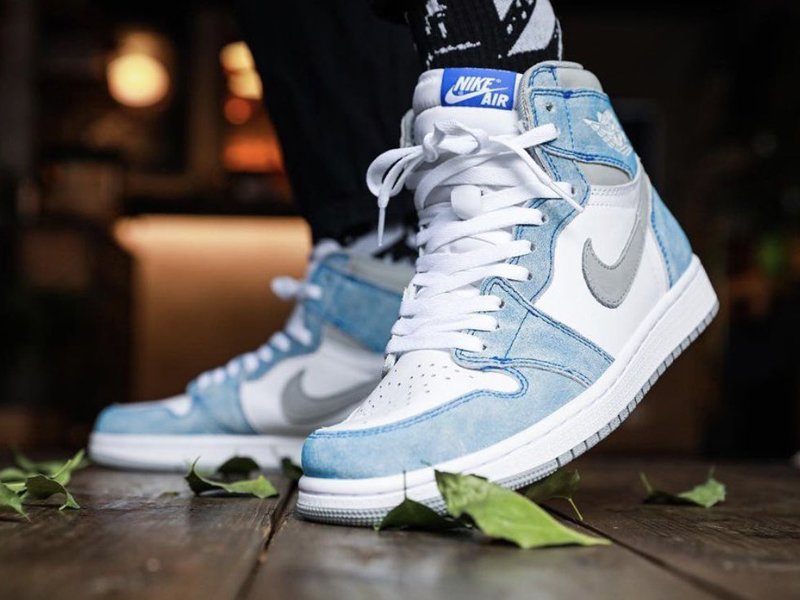 Jordan 1 Retro High OG Hyper Royal