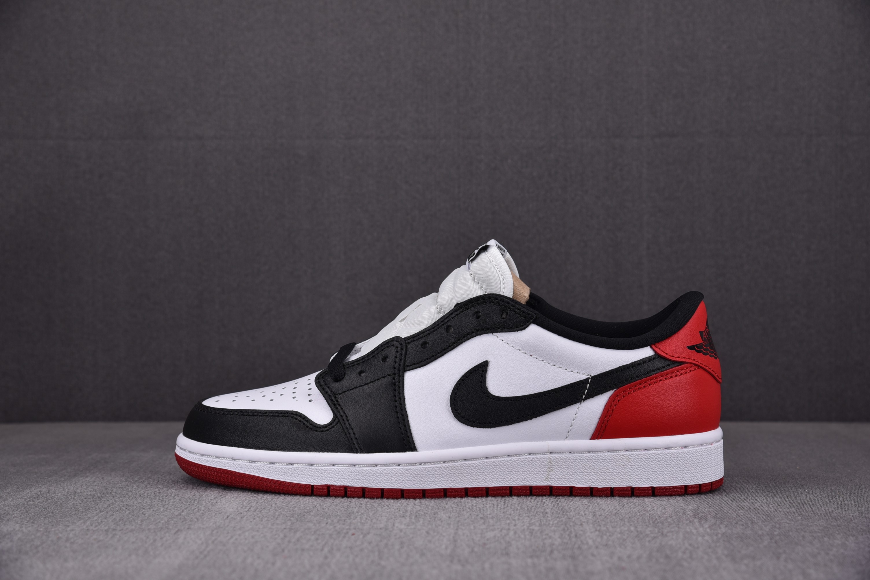 Jordan 1 Retro Low OG Black Toe