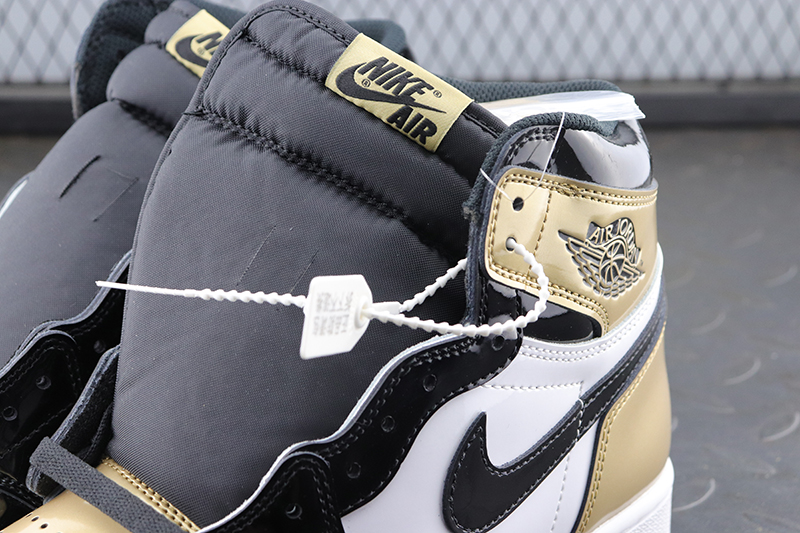 Air Jordan 1 Retro High gold toe