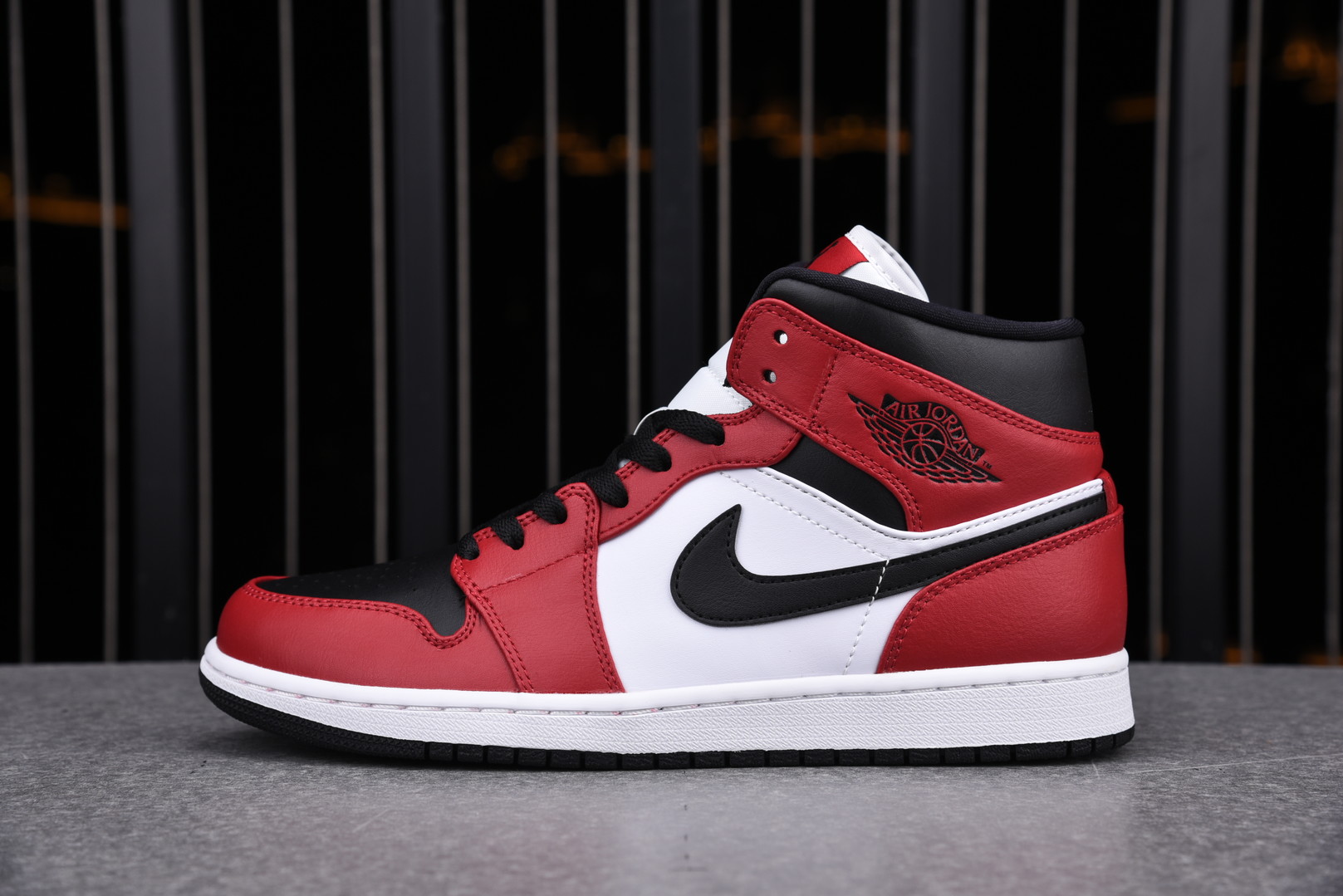 Jordan 1 Mid Chicago Toe