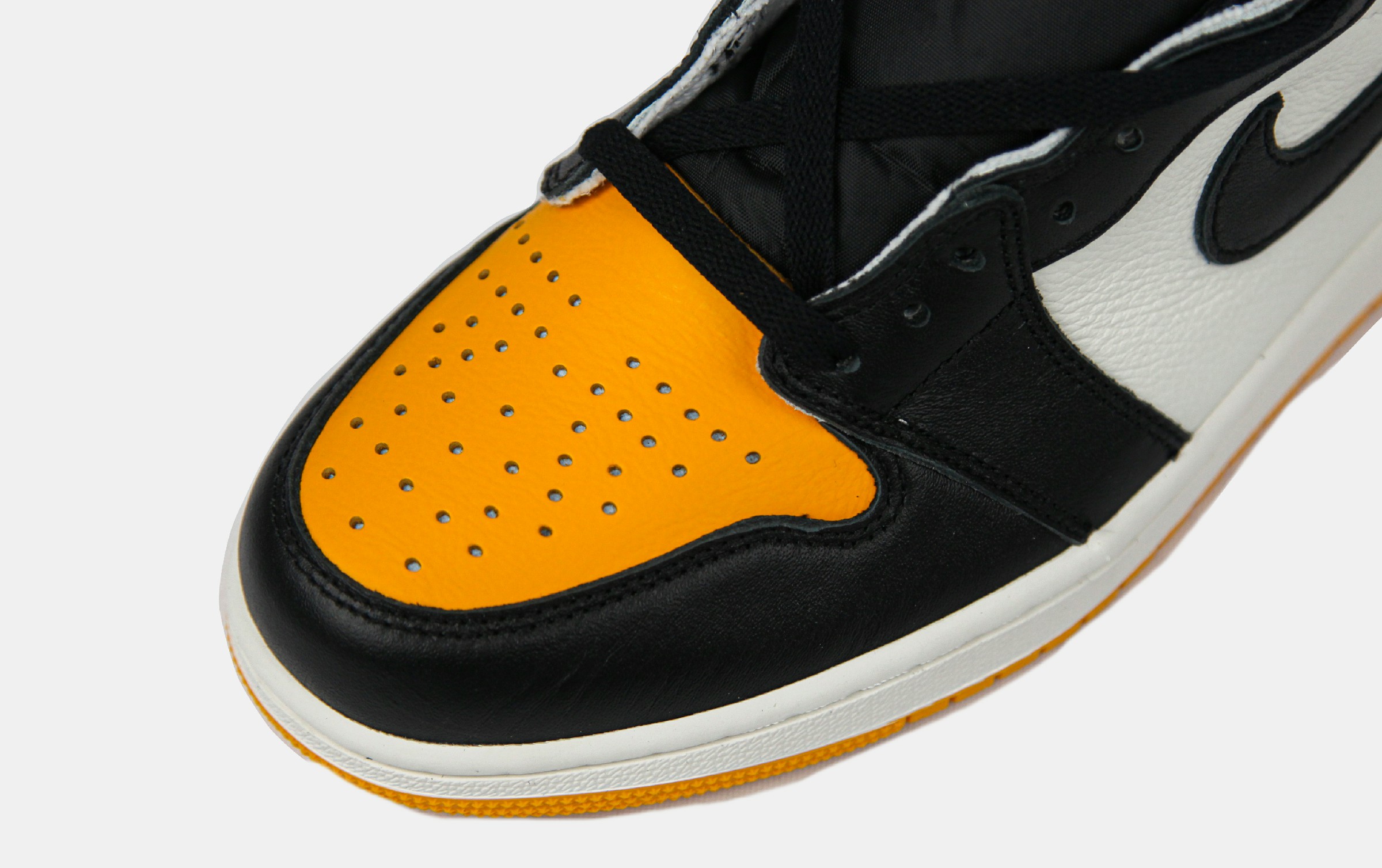 Air Jordan 1 Retro High OG Yellow Toe