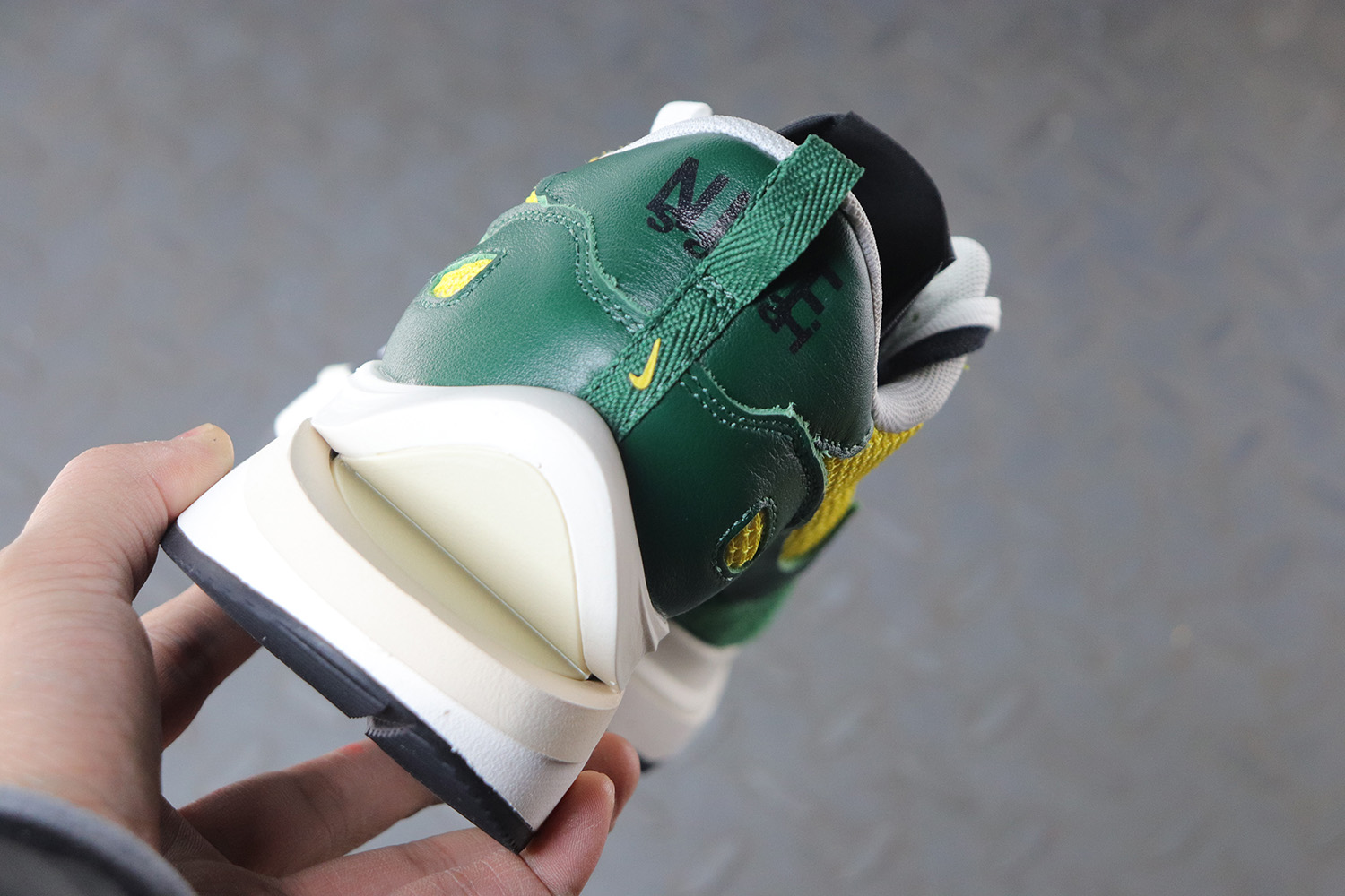 Nike Vaporwaffle sacai Tour Yellow Stadium Green