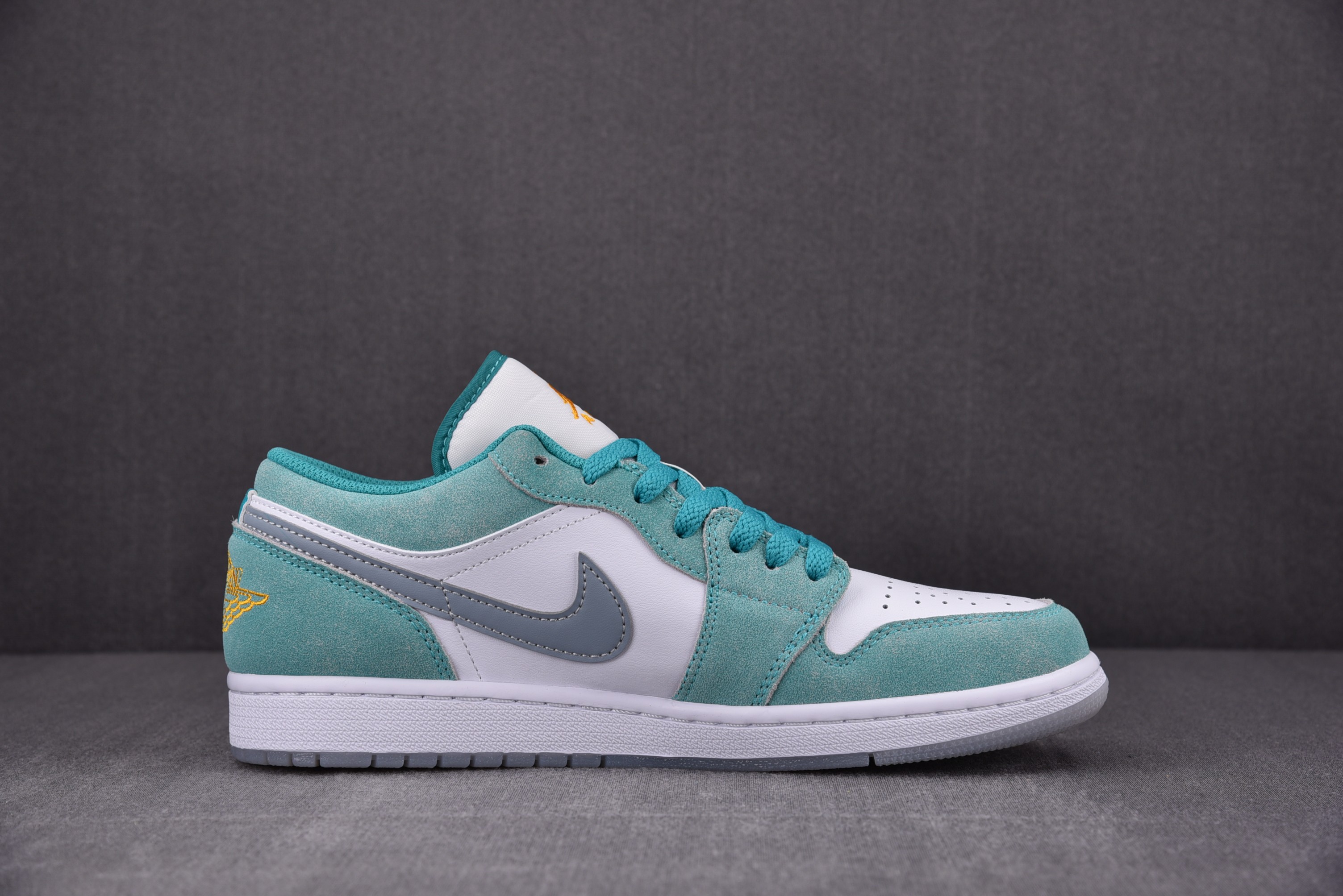 Jordan 1 Low New Emerald (Women Size!!)