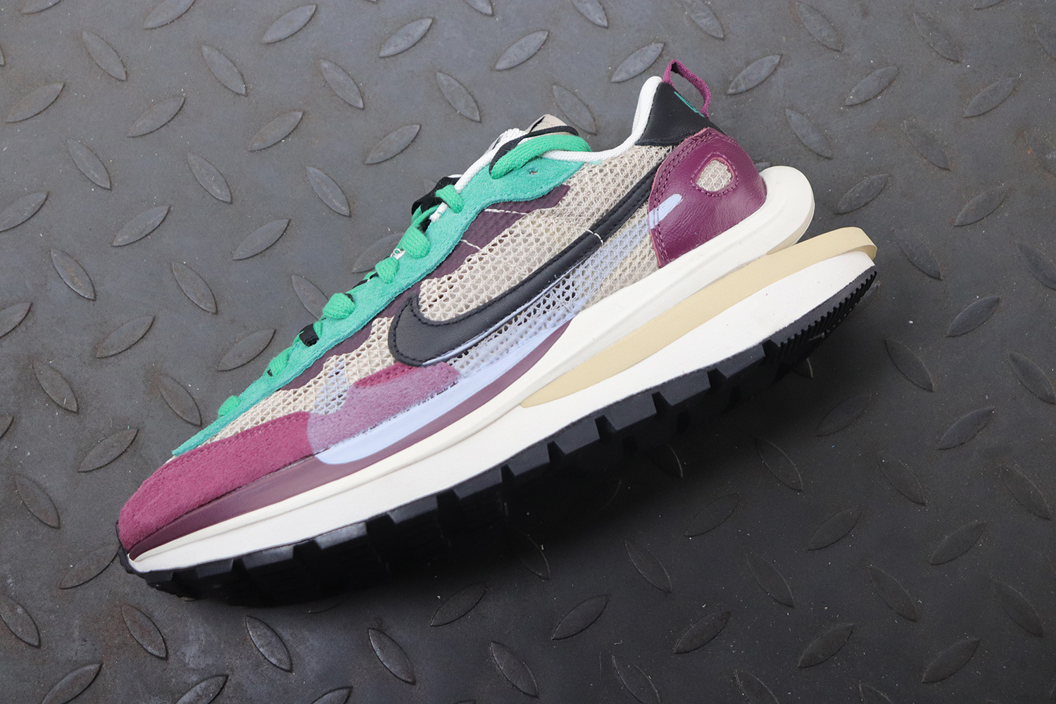 Nike Vaporwaffle sacai Villain Red Neptune Green