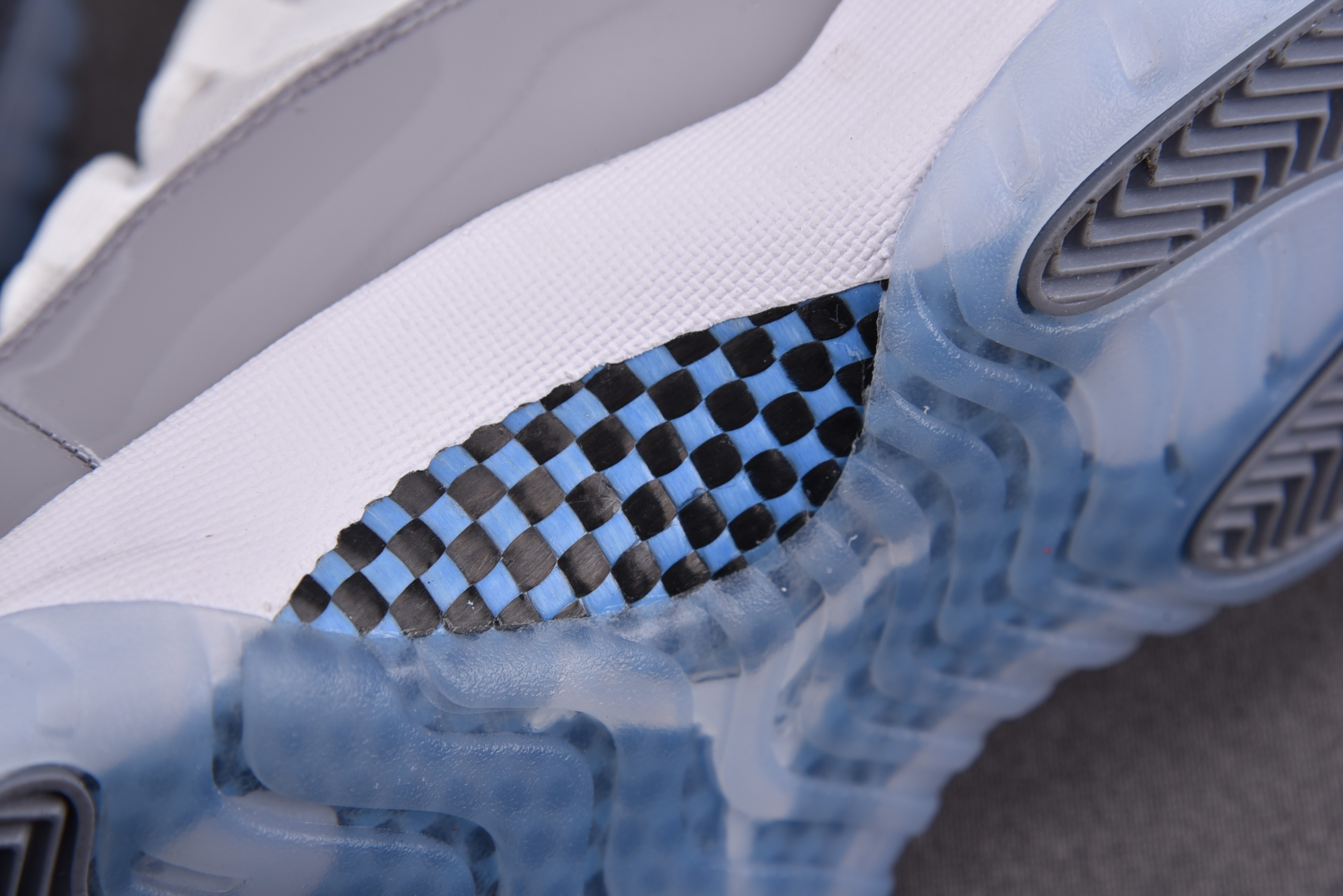 Jordan 11 Retro Low Cement Grey