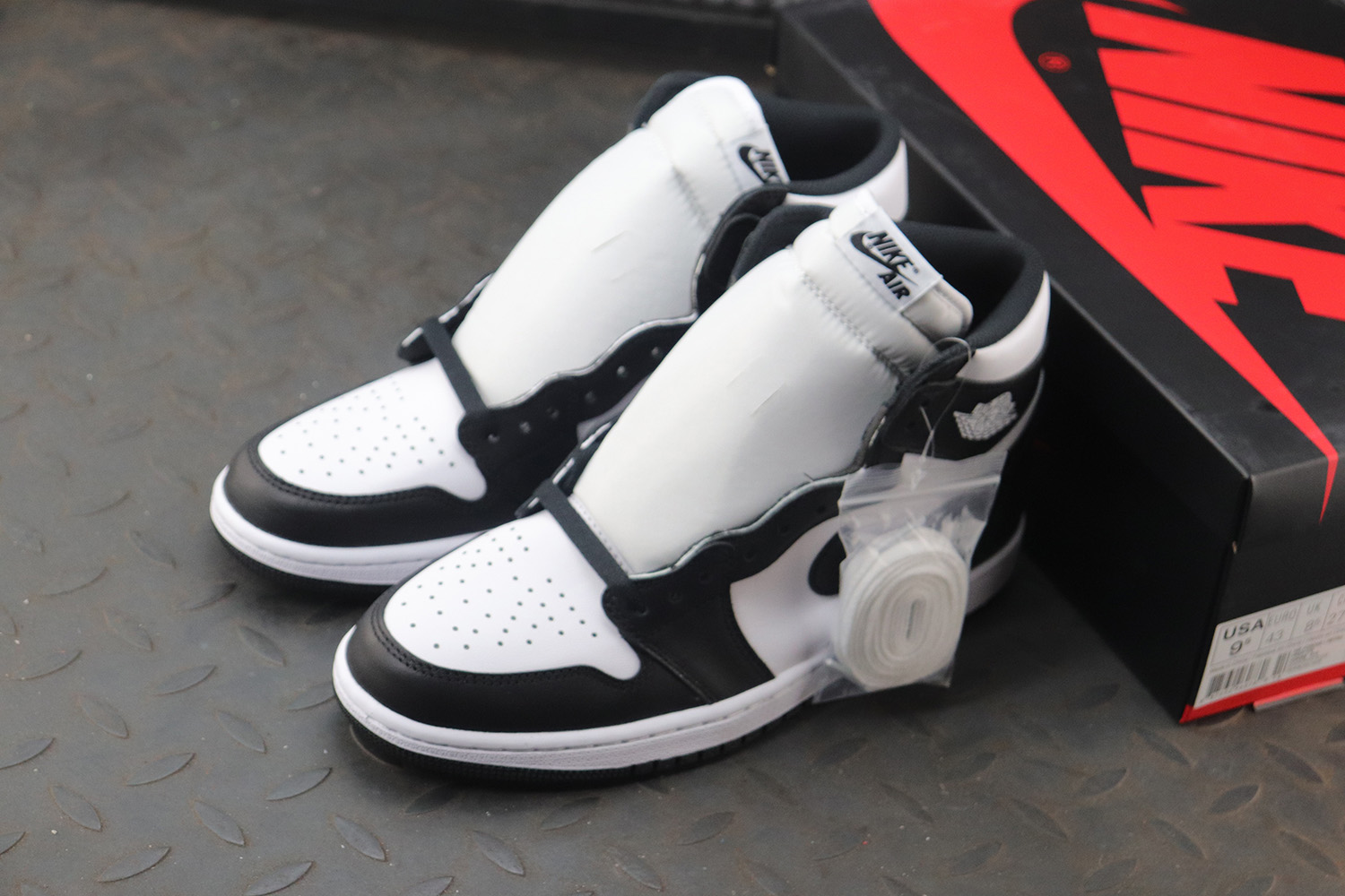 Jordan 1 Retro Black White