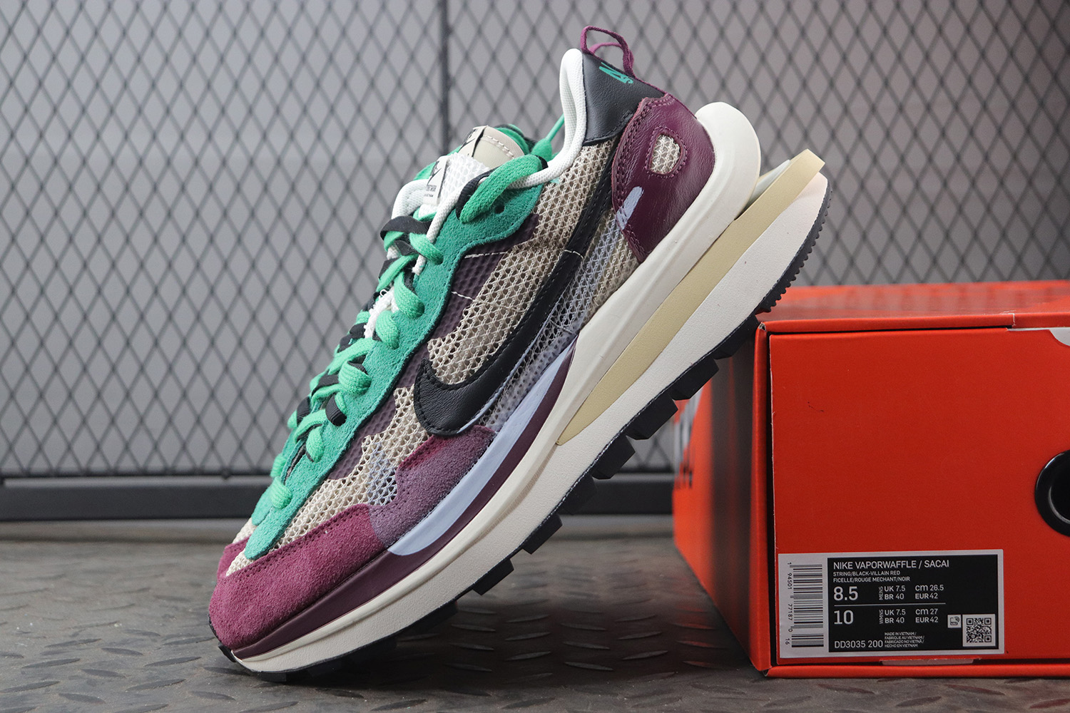 Nike Vaporwaffle sacai Villain Red Neptune Green