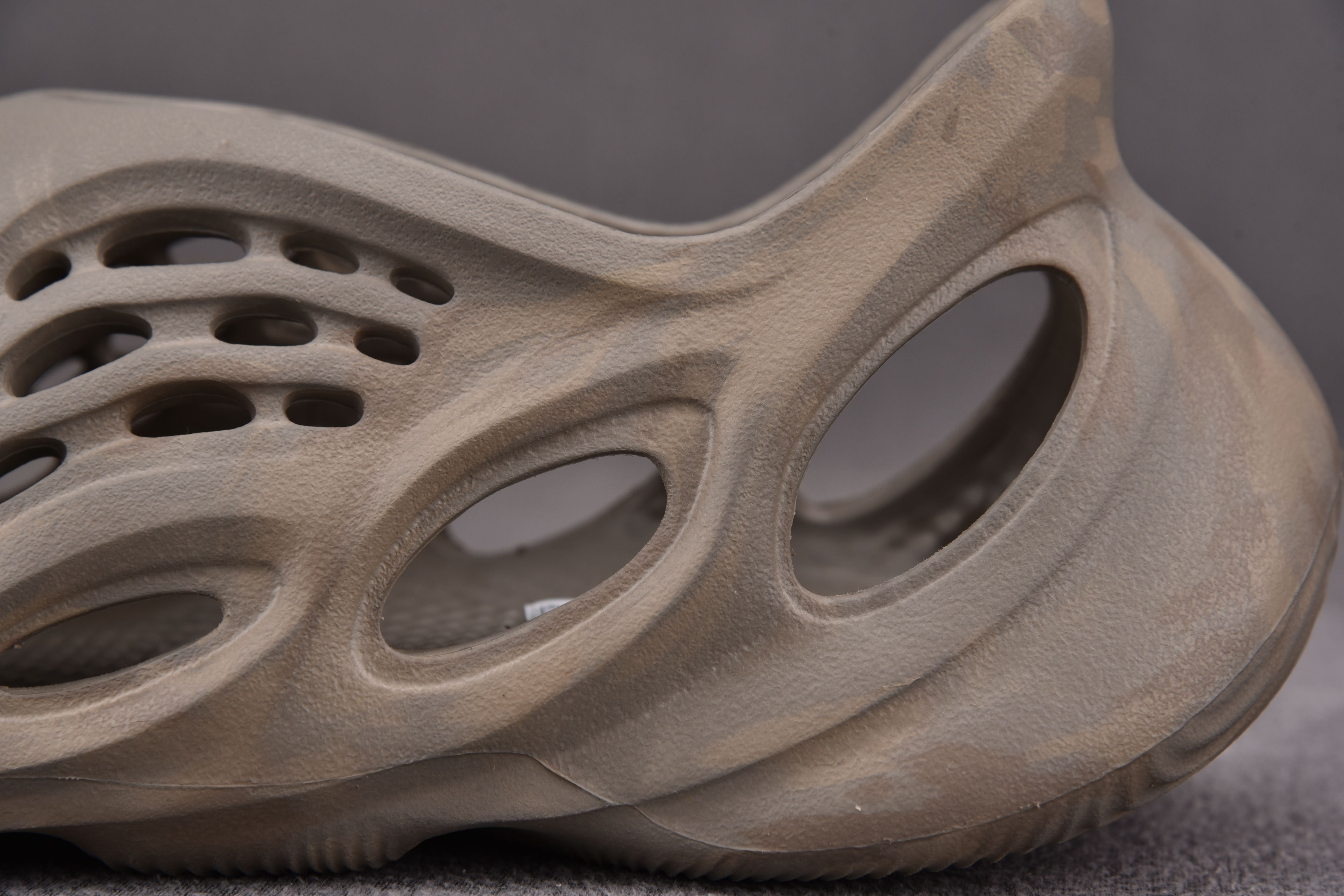 adidas Yeezy Foam RNNR Stone Sage (One Size Smaller!!)