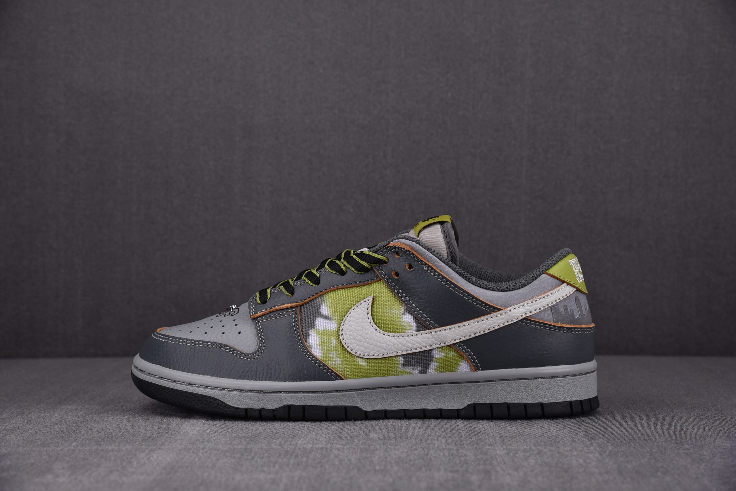 Nike SB Dunk Low Friends and Family