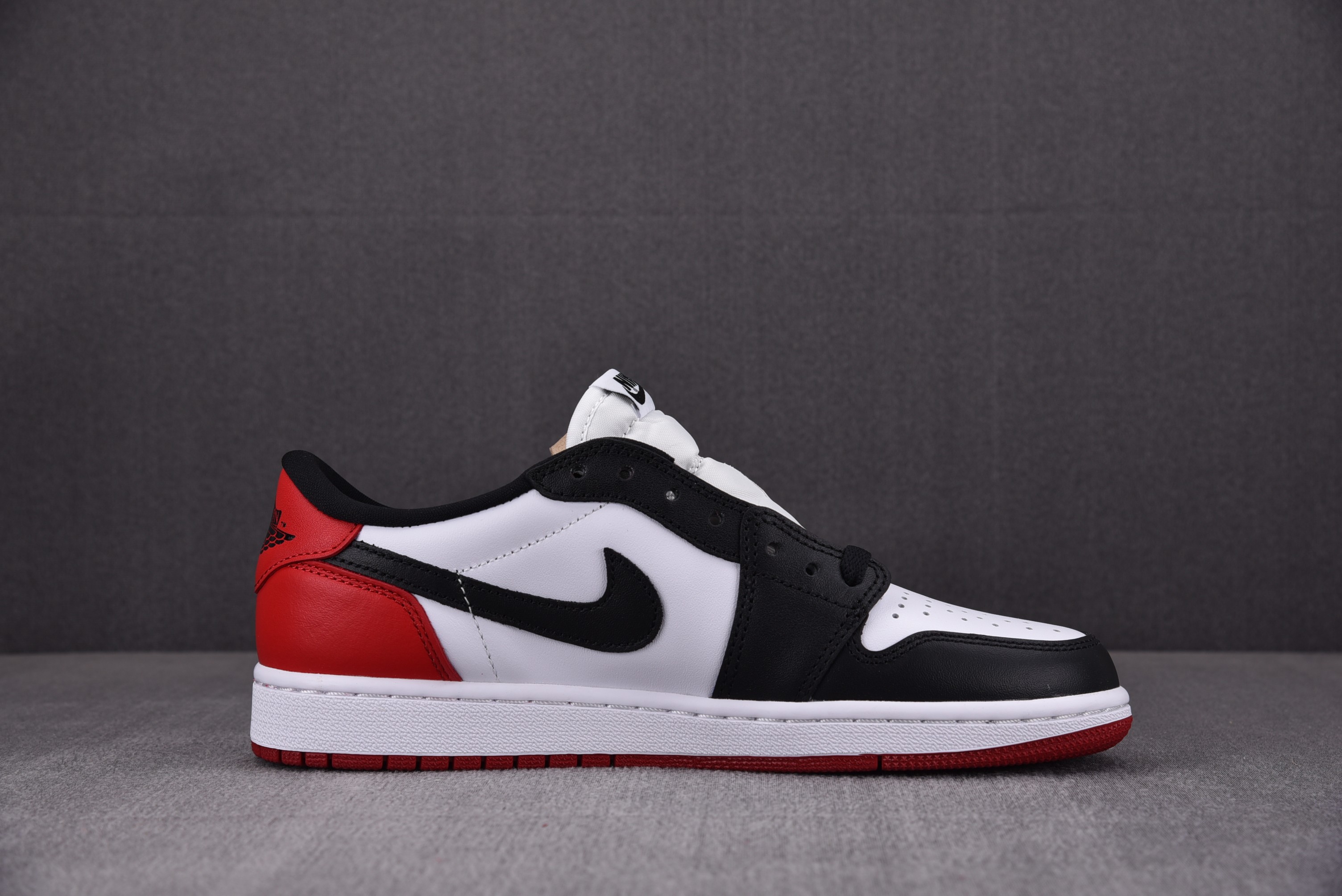Jordan 1 Retro Low OG Black Toe