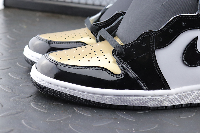 Air Jordan 1 Retro High gold toe
