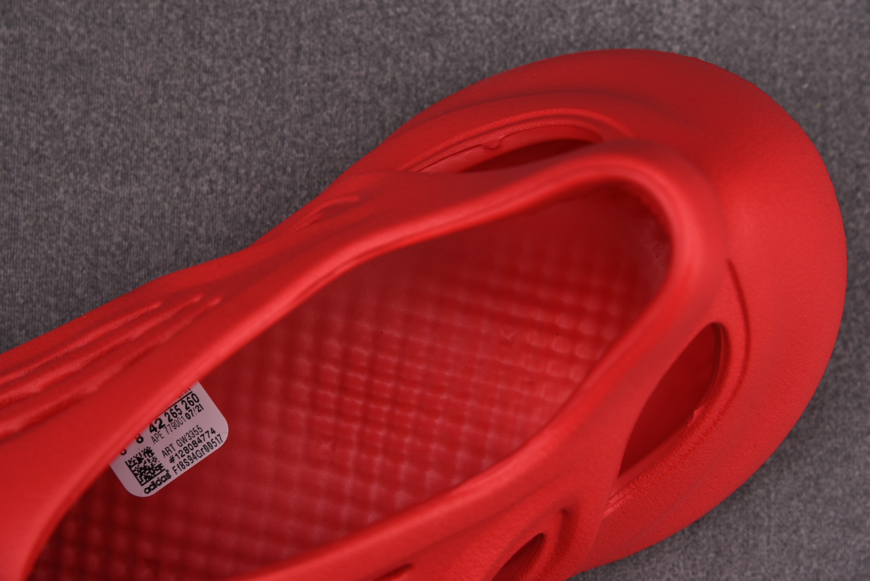 adidas Yeezy Foam RNNR Vermillion (One Size Smaller!!)