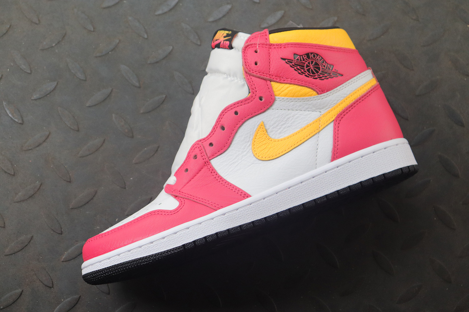 Jordan 1 Retro High OG Light Fusion Red