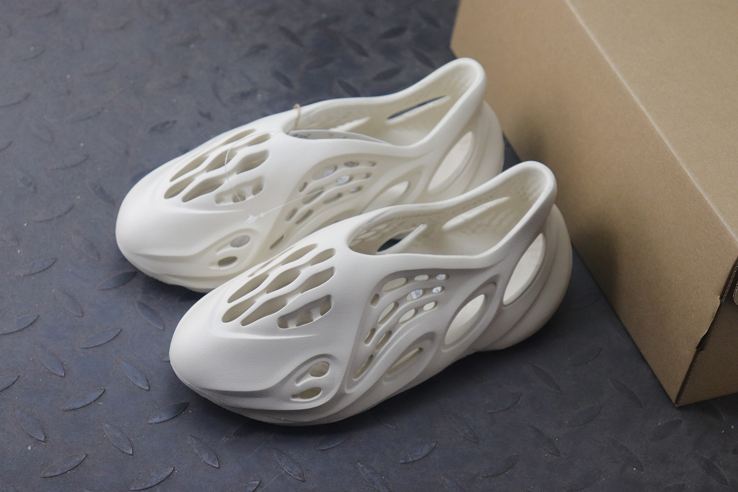 adidas Yeezy Foam RNNR Ararat (One Size Smaller!!)