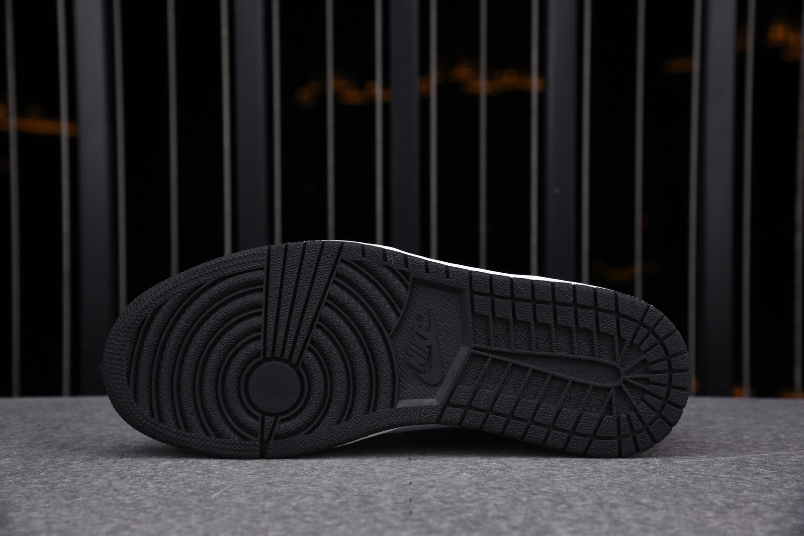 Jordan 1 Mid Chicago Toe