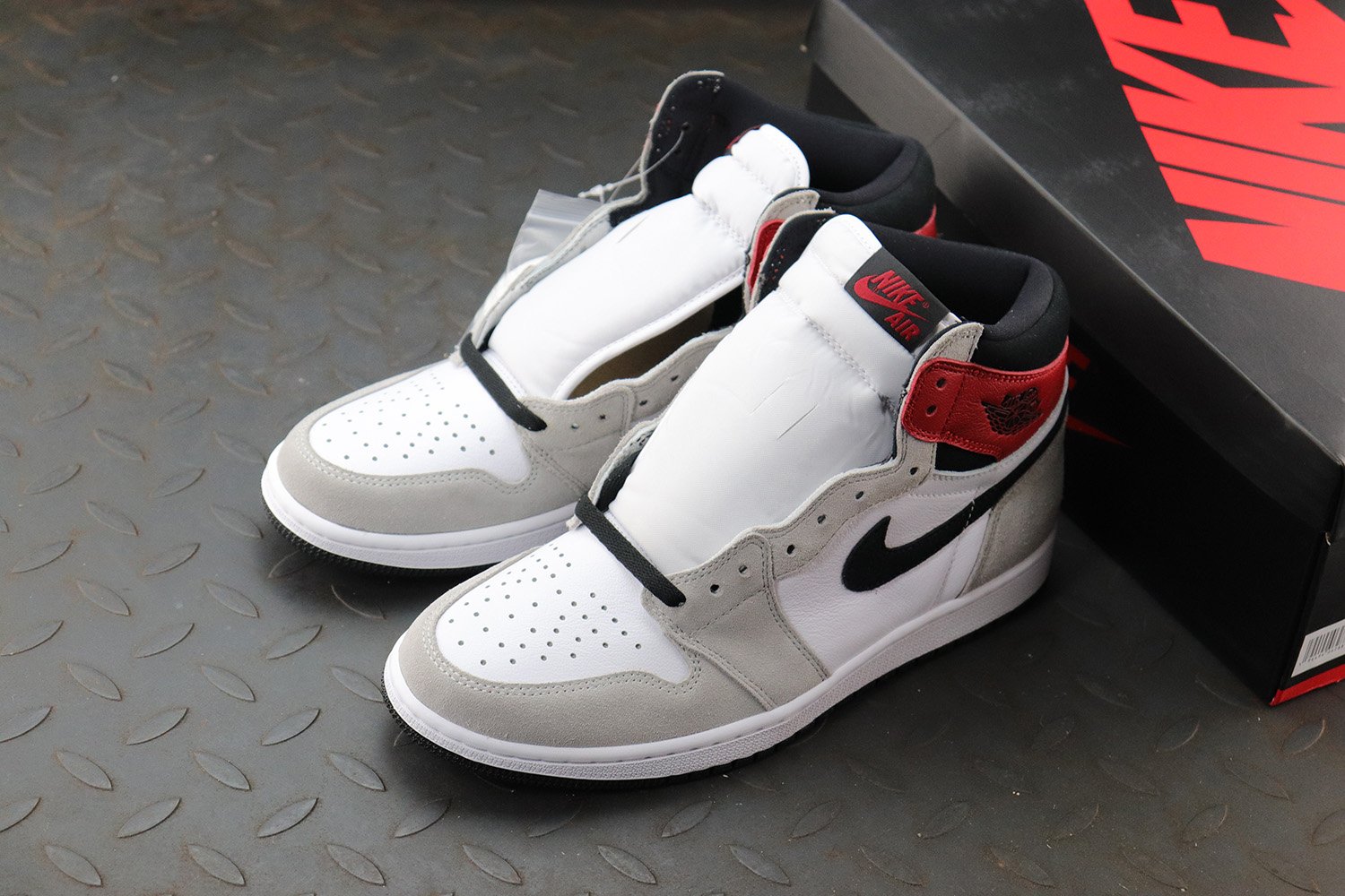 Jordan 1 Retro High Light Smoke Grey