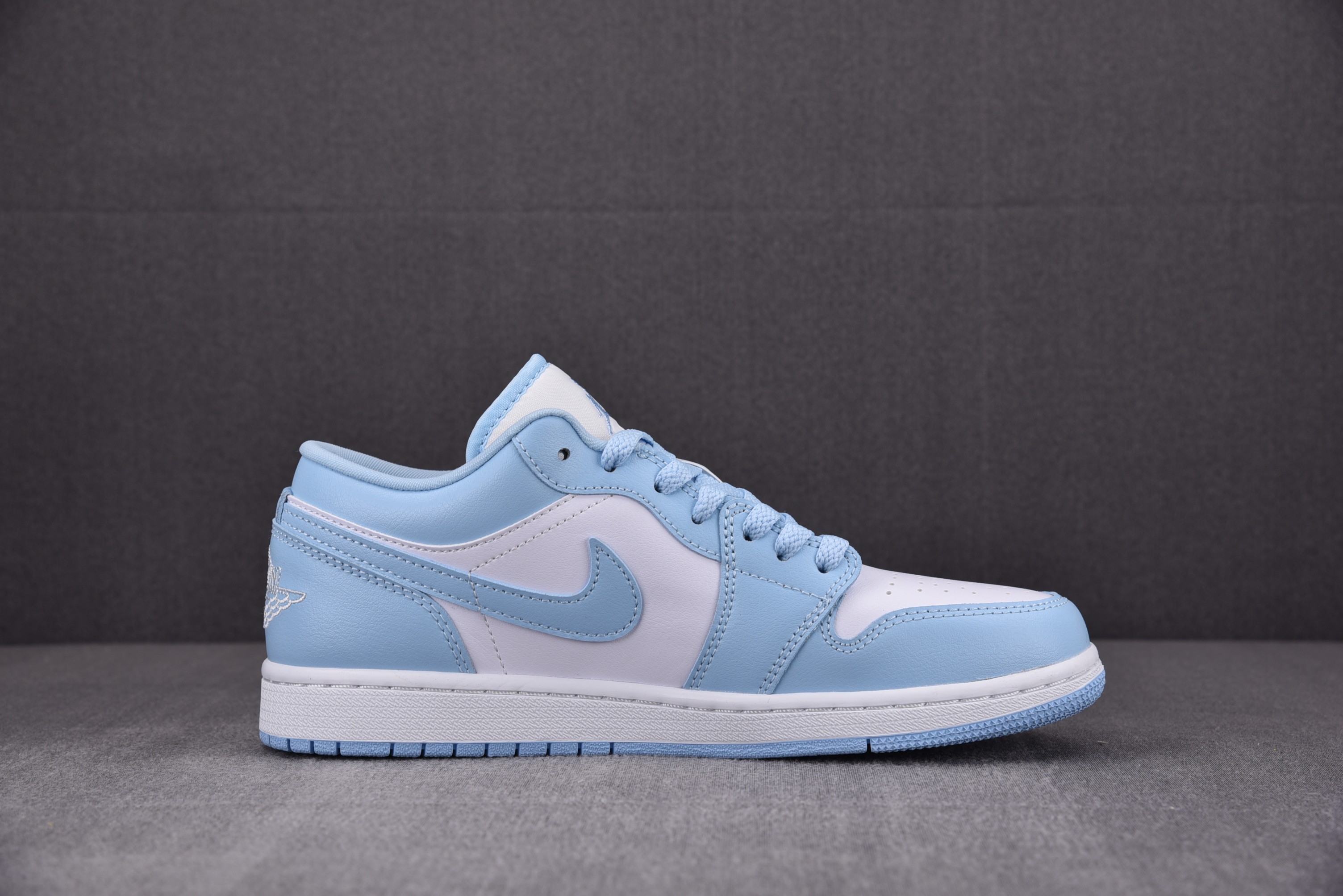 Jordan 1 Low Aluminum (Women Size!!)