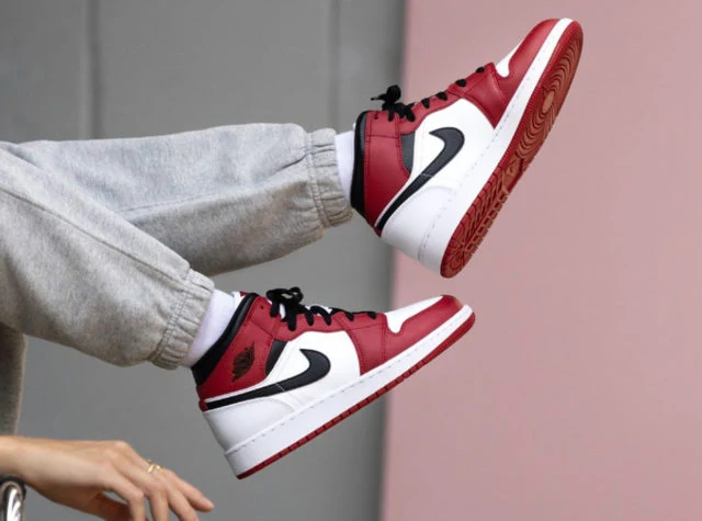 Jordan 1 Mid Chicago (2020)