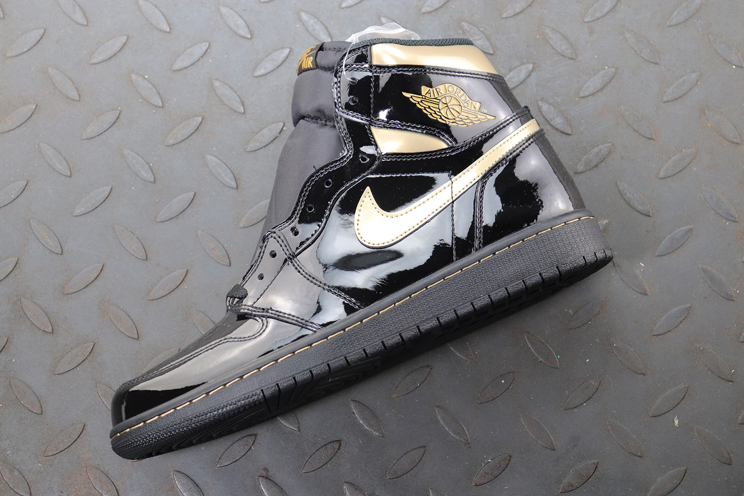 Jordan 1 Retro High Black Metallic Gold (2020)