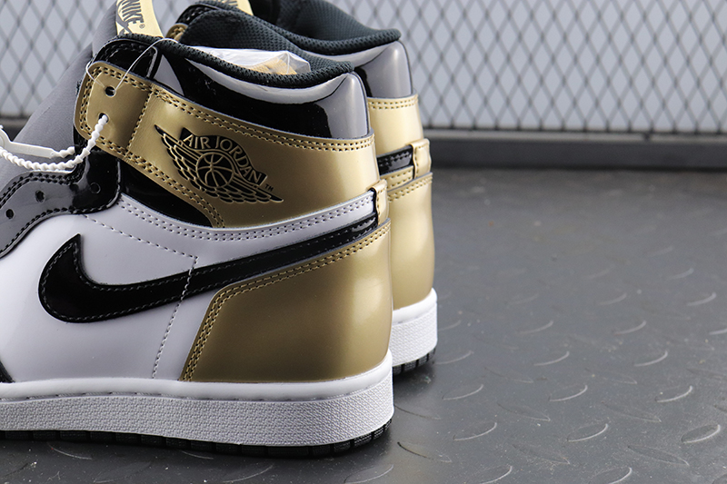 Air Jordan 1 Retro High gold toe
