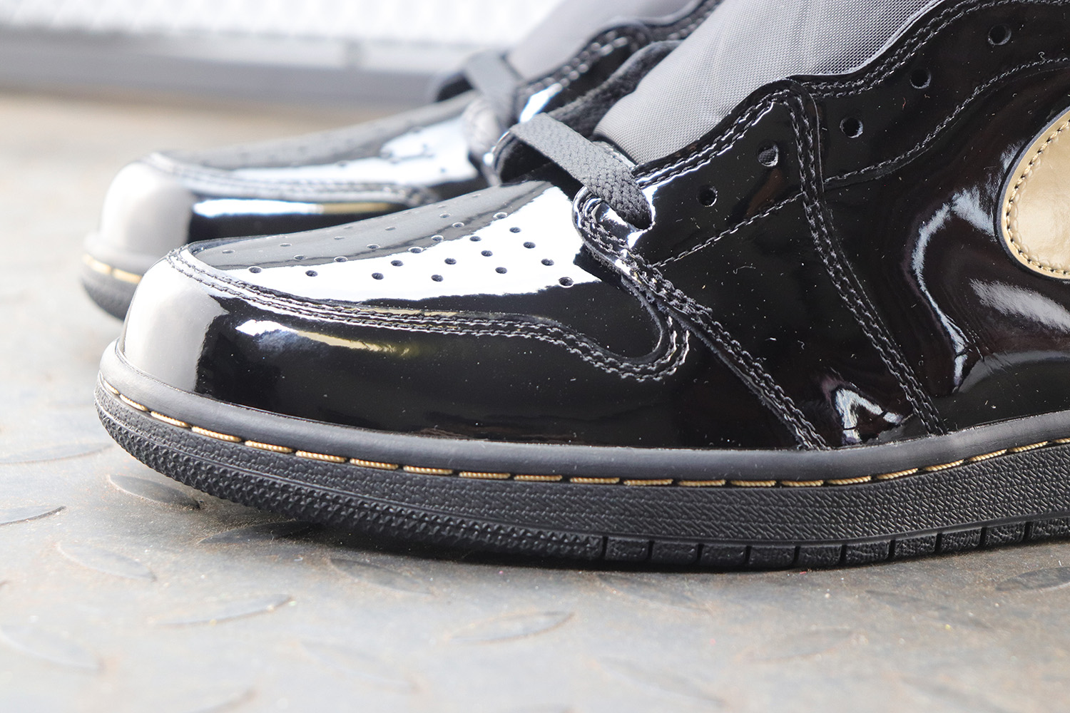 Jordan 1 Retro High Black Metallic Gold (2020)