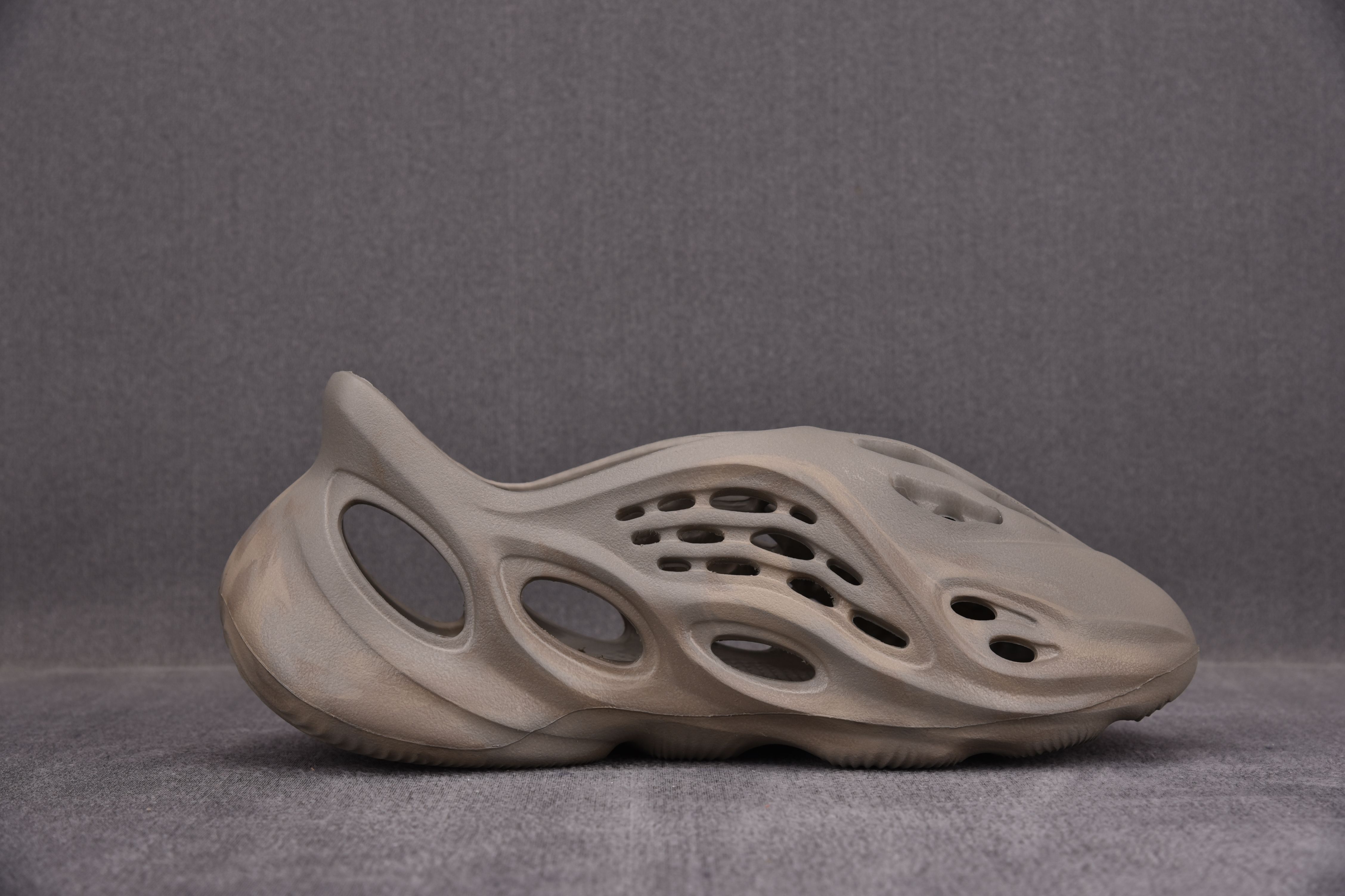 adidas Yeezy Foam RNNR Stone Sage (One Size Smaller!!)