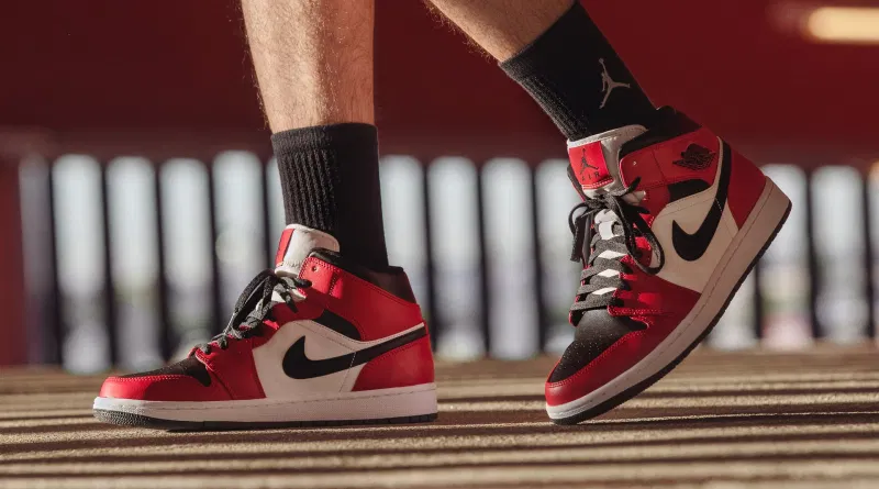 Jordan 1 Mid Chicago Toe