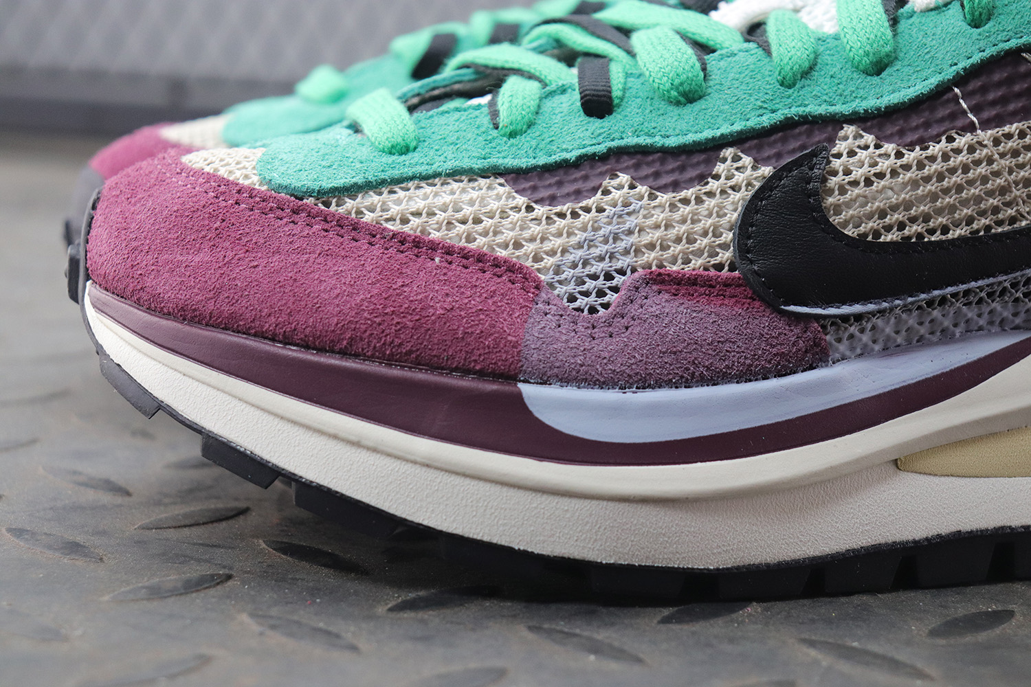 Nike Vaporwaffle sacai Villain Red Neptune Green