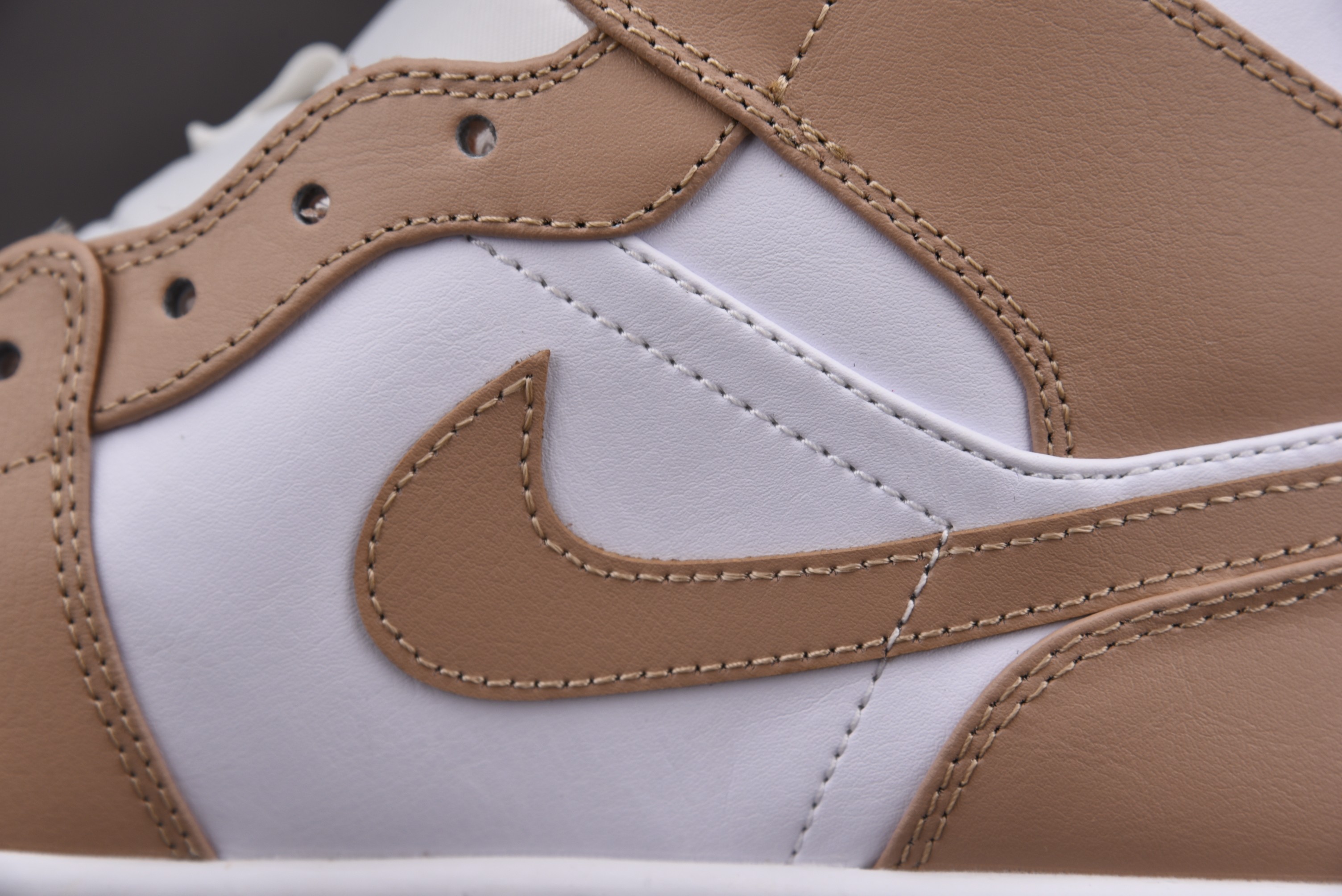 Jordan 1 Mid Tan Gum