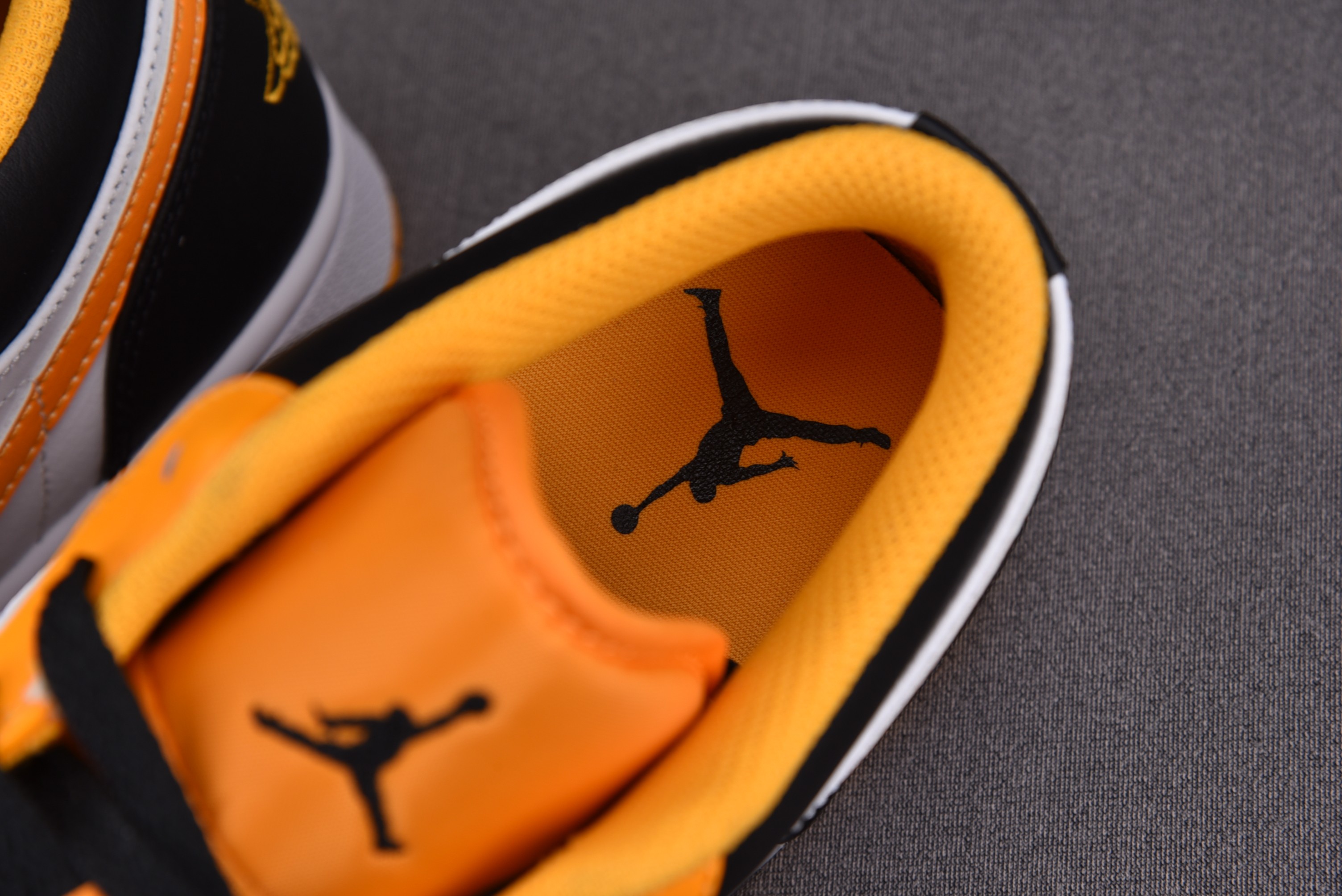 Jordan 1 Low Taxi