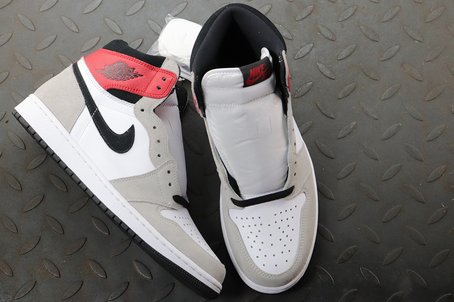 Jordan 1 Retro High Light Smoke Grey